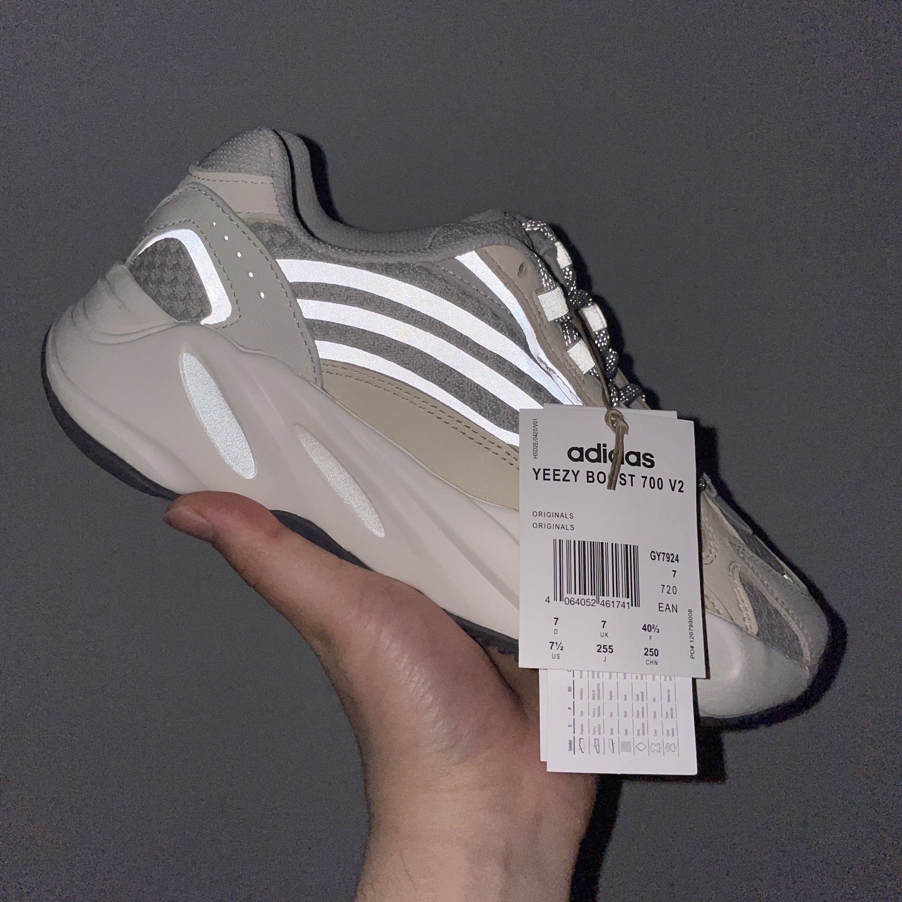 Adidas Yeezy Boost 700 V2 Cream 착용 스타일 - 2