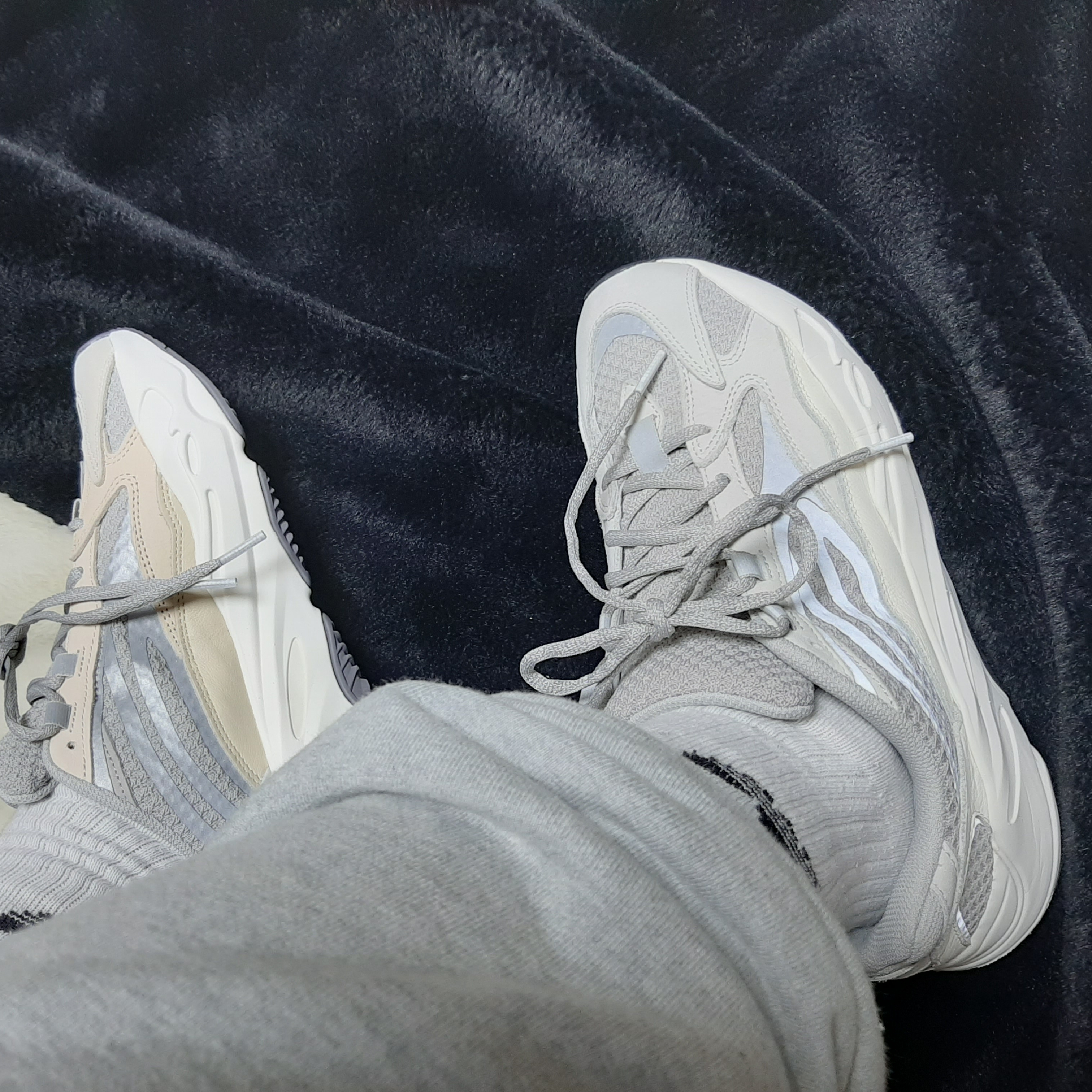 Adidas Yeezy Boost 700 V2 Cream, Adidas Yeezy Boost 700 V2 Static 2018 착용 스타일 - 3