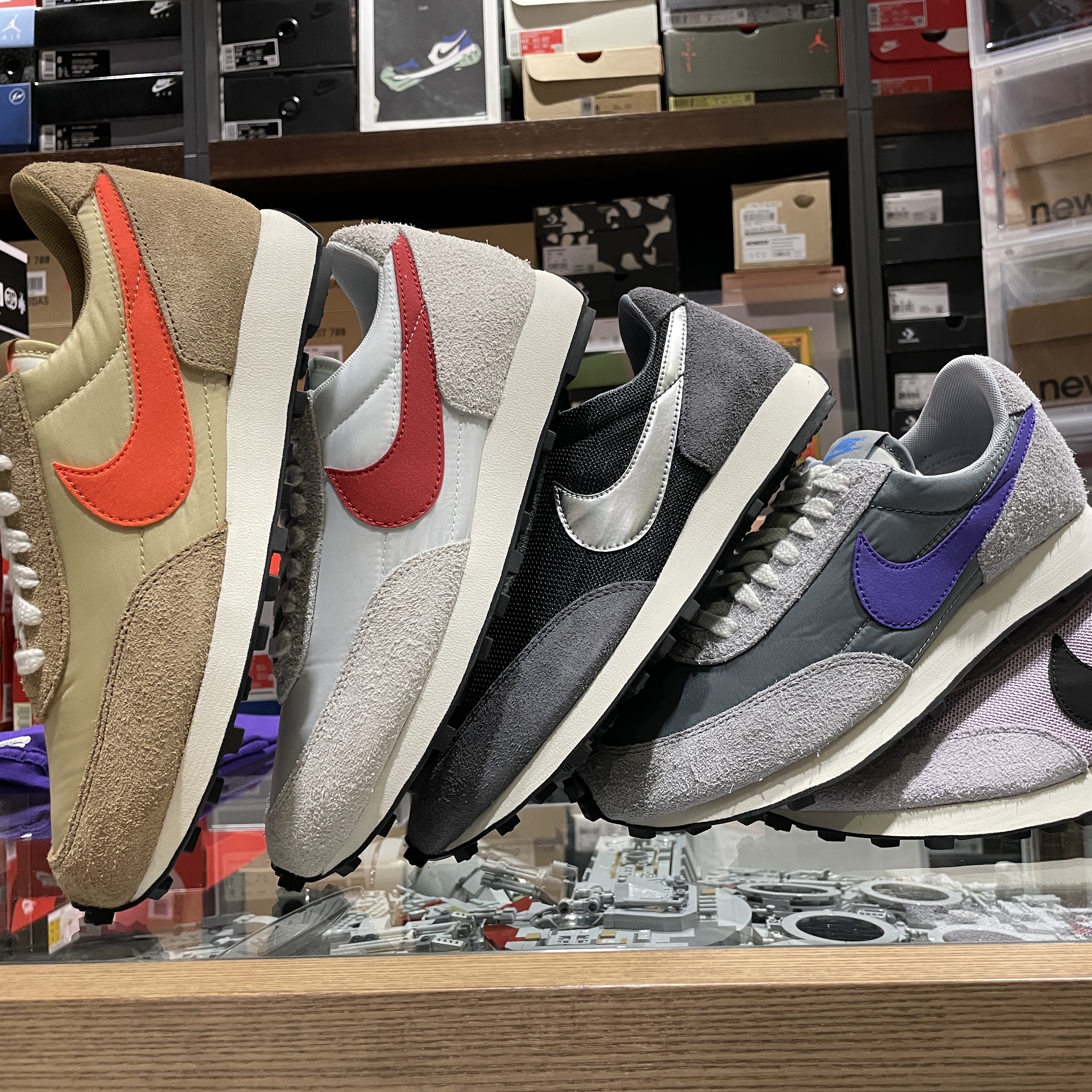 Nike Daybreak SP Vegas Gold College Orange, Nike Daybreak SP Black Metallic Silver 착용 스타일