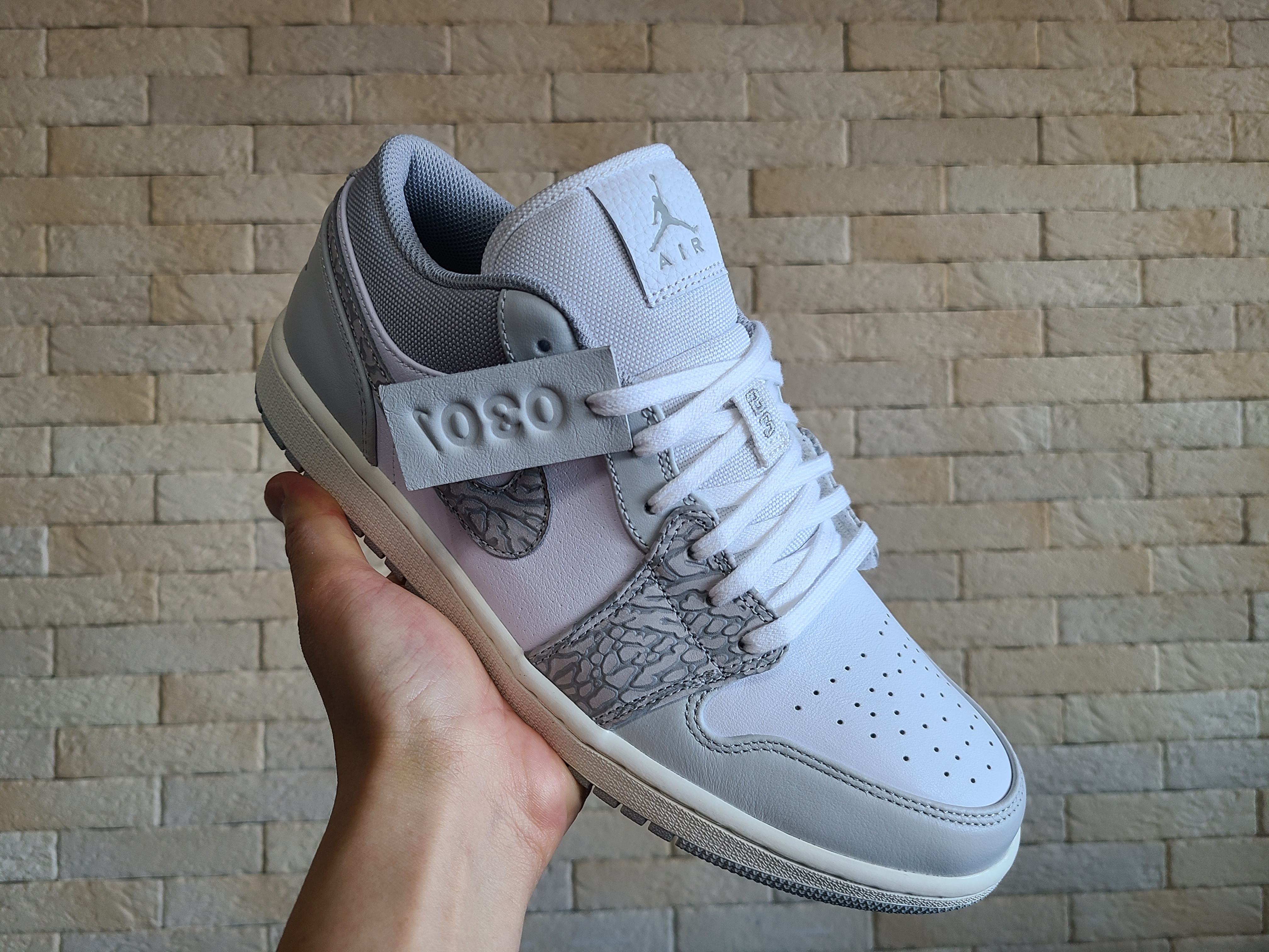 Jordan 1 Low PRM Elephant Print 착용 스타일 - 4