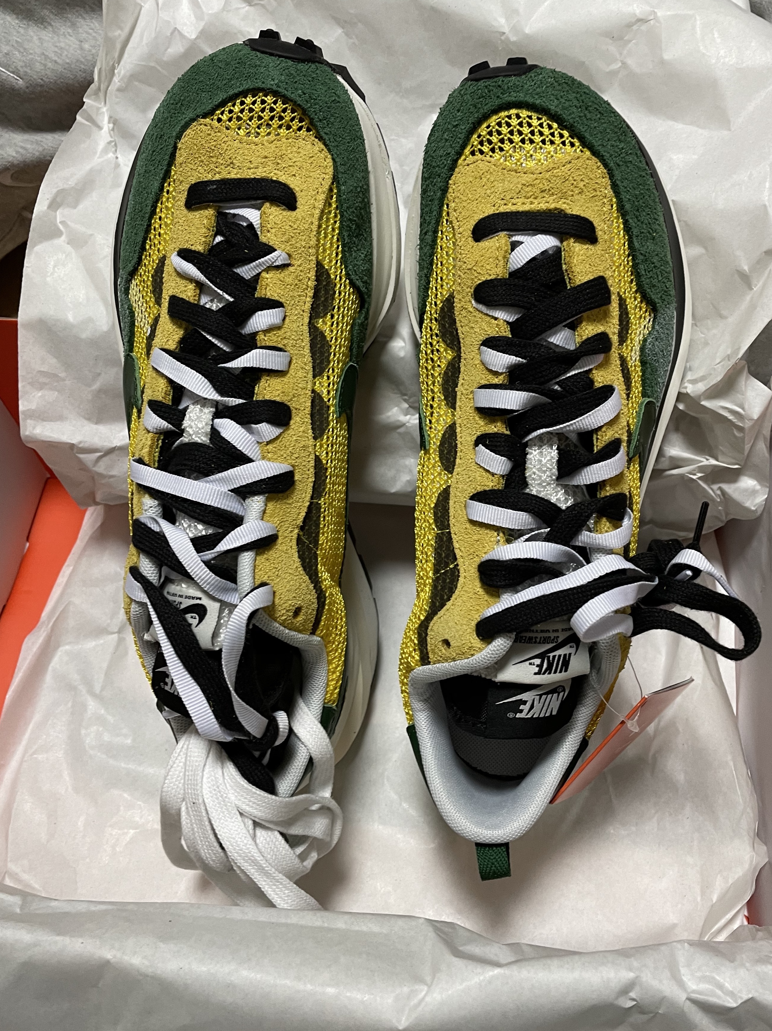 Nike x Sacai VaporWaffle Tour Yellow & Gorge Green Sail 착용 스타일