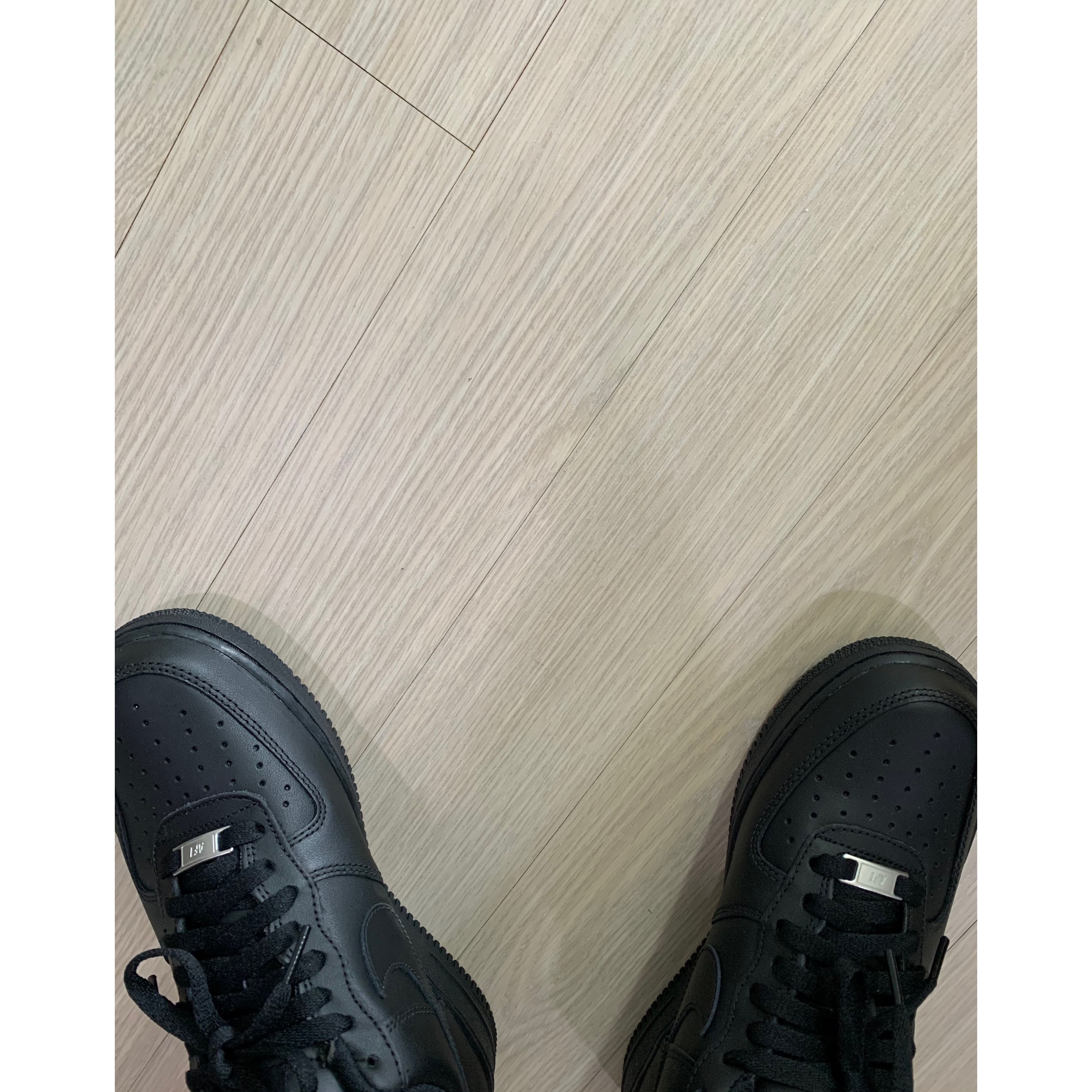 Nike Air Force 1 '07 Low Triple Black 착용 스타일