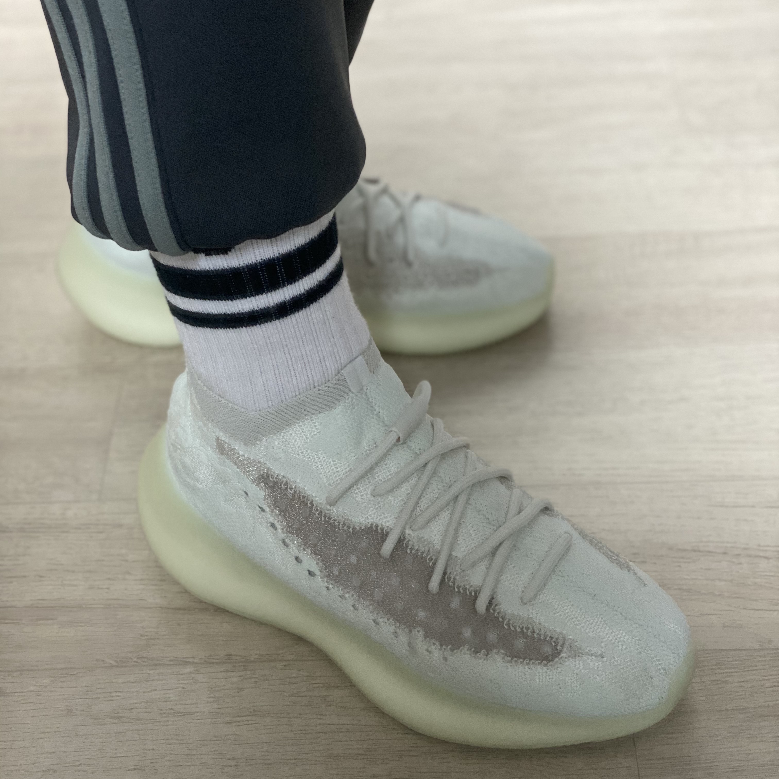 Adidas Yeezy Boost 380 Calcite Glow 착용 스타일 - 1
