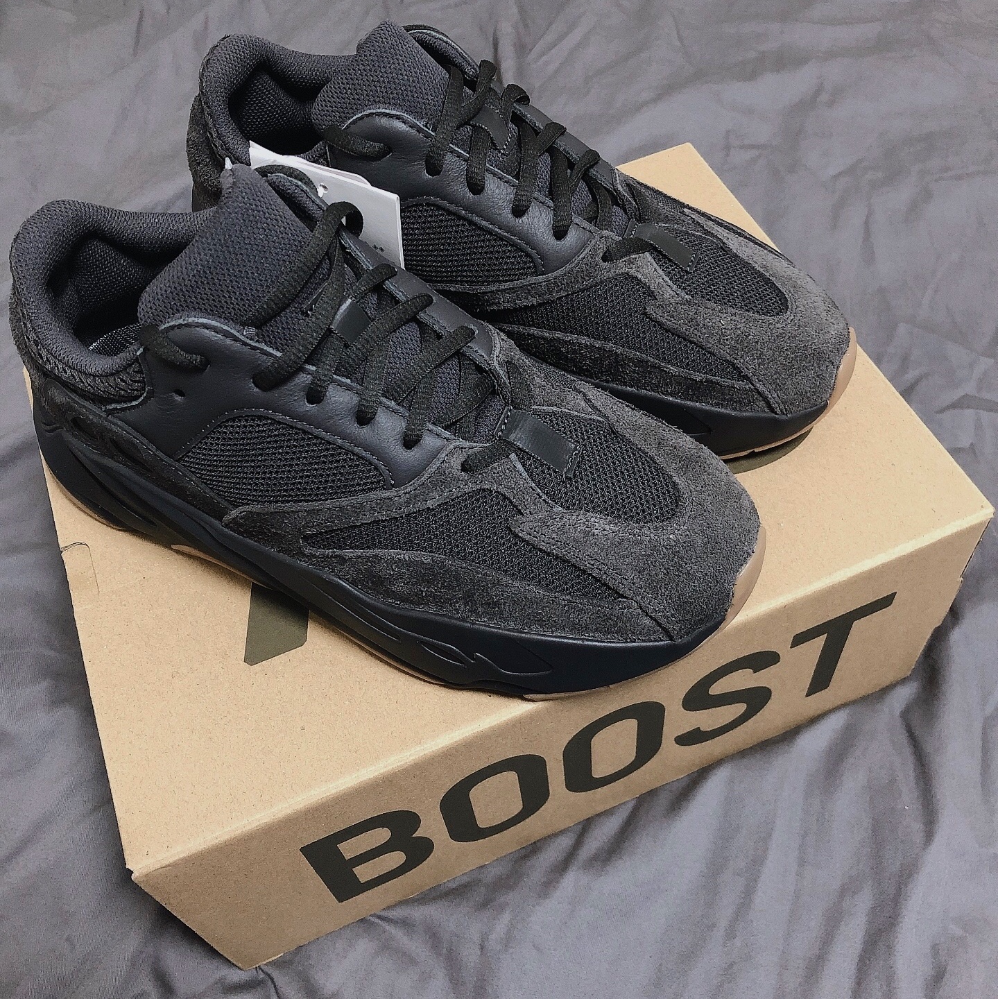 Adidas Yeezy Boost 700 Utility Black 착용 스타일 - 2