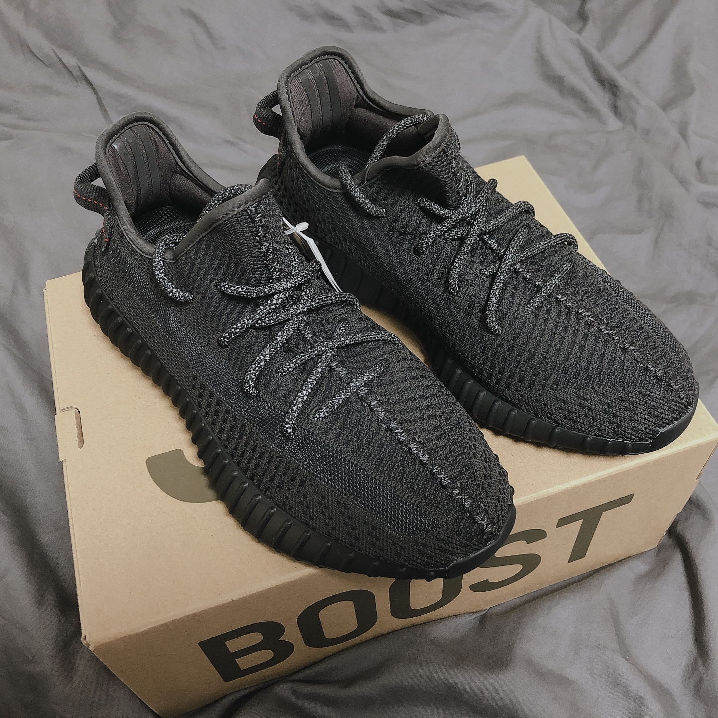 Adidas Yeezy Boost 350 V2 Black - Non-Reflective 착용 스타일 - 2