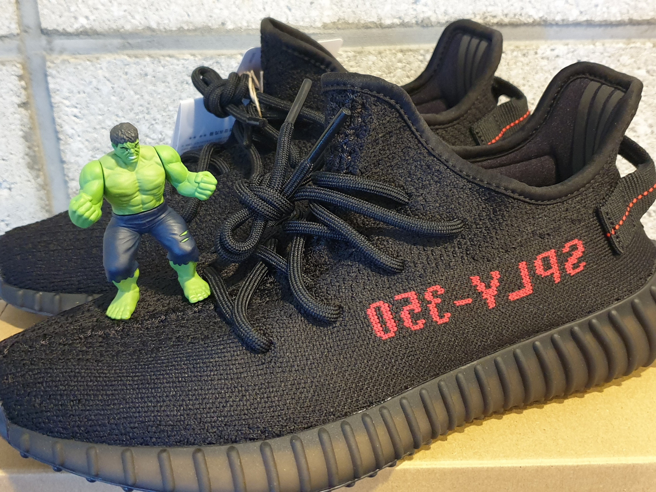 Adidas Yeezy Boost 350 V2 Black Red 2020 착용 스타일 - 1