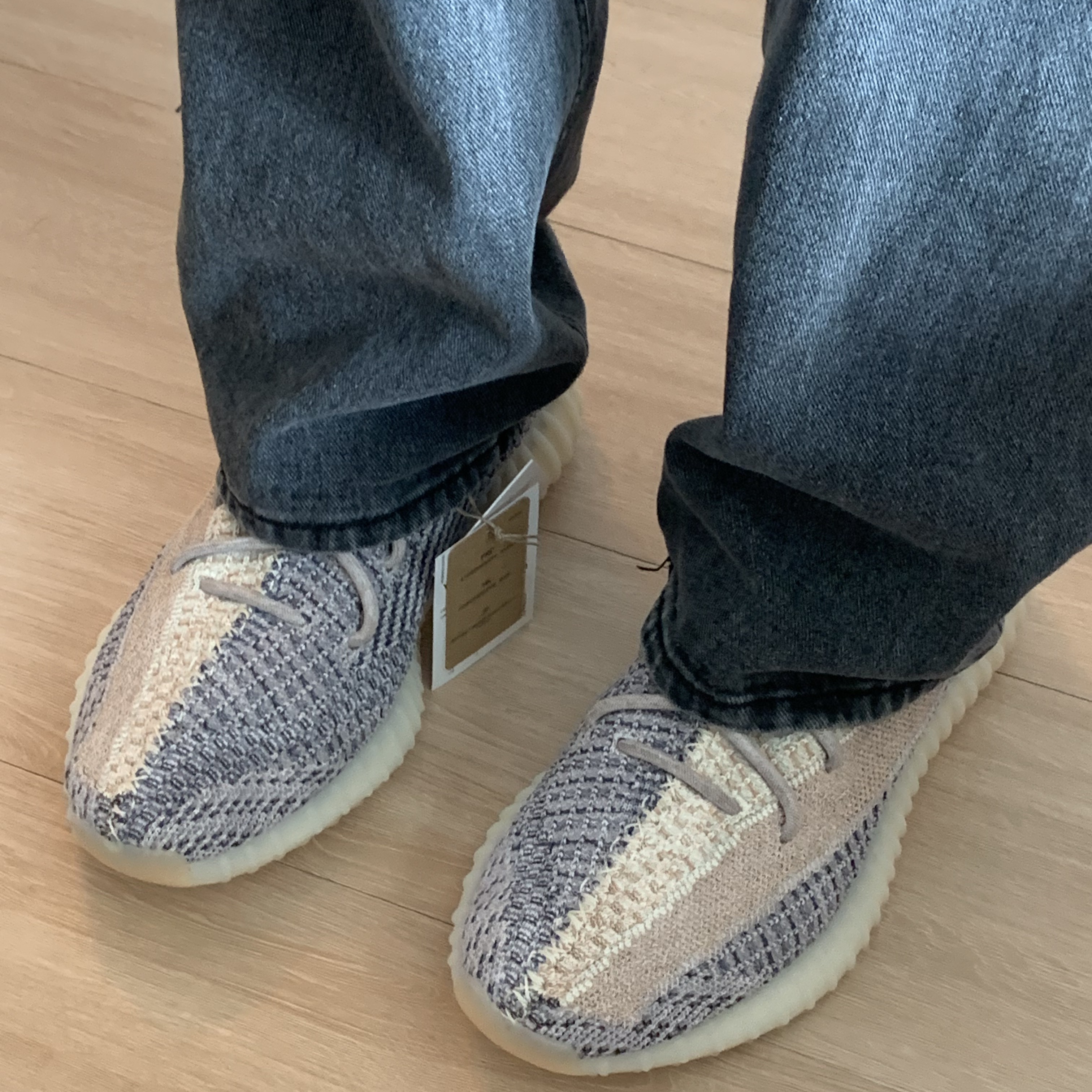 Adidas Yeezy Boost 350 V2 Ash Pearl 착용 스타일 - 3