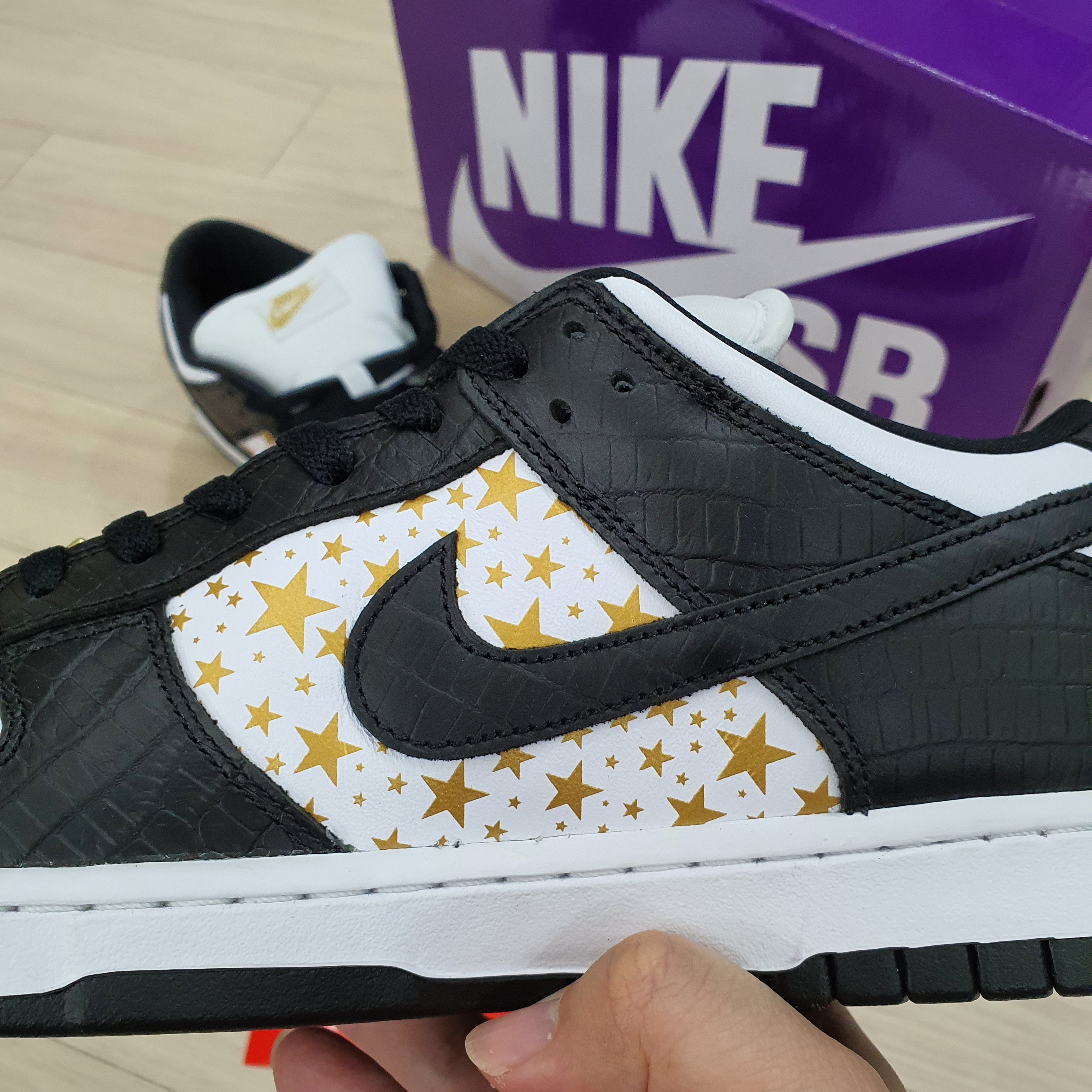Nike x Supreme SB Dunk Low Black 착용 스타일 - 3