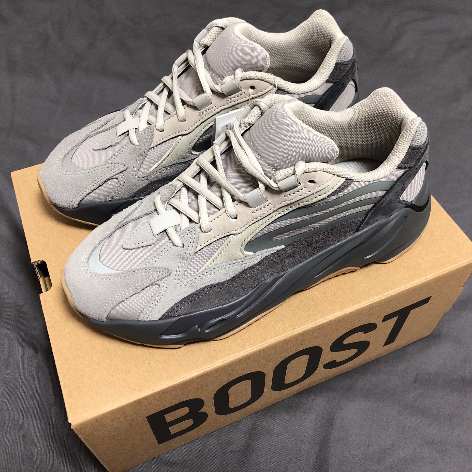 Adidas Yeezy Boost 700 V2 Tephra 착용 스타일 - 3