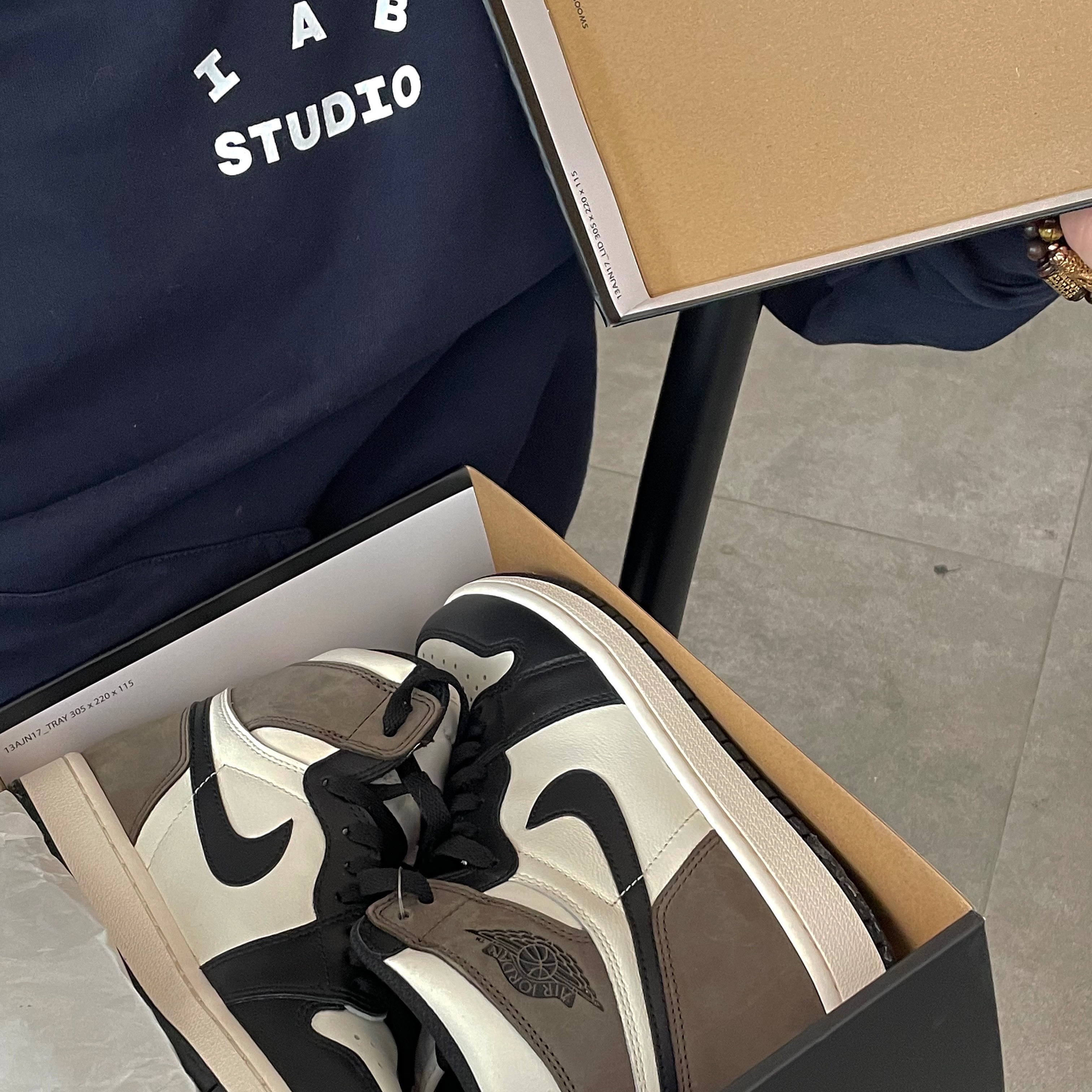 IAB Studio Hoodie Navy - 21SS, Jordan 1 Retro High OG Black Mocha 착용 스타일