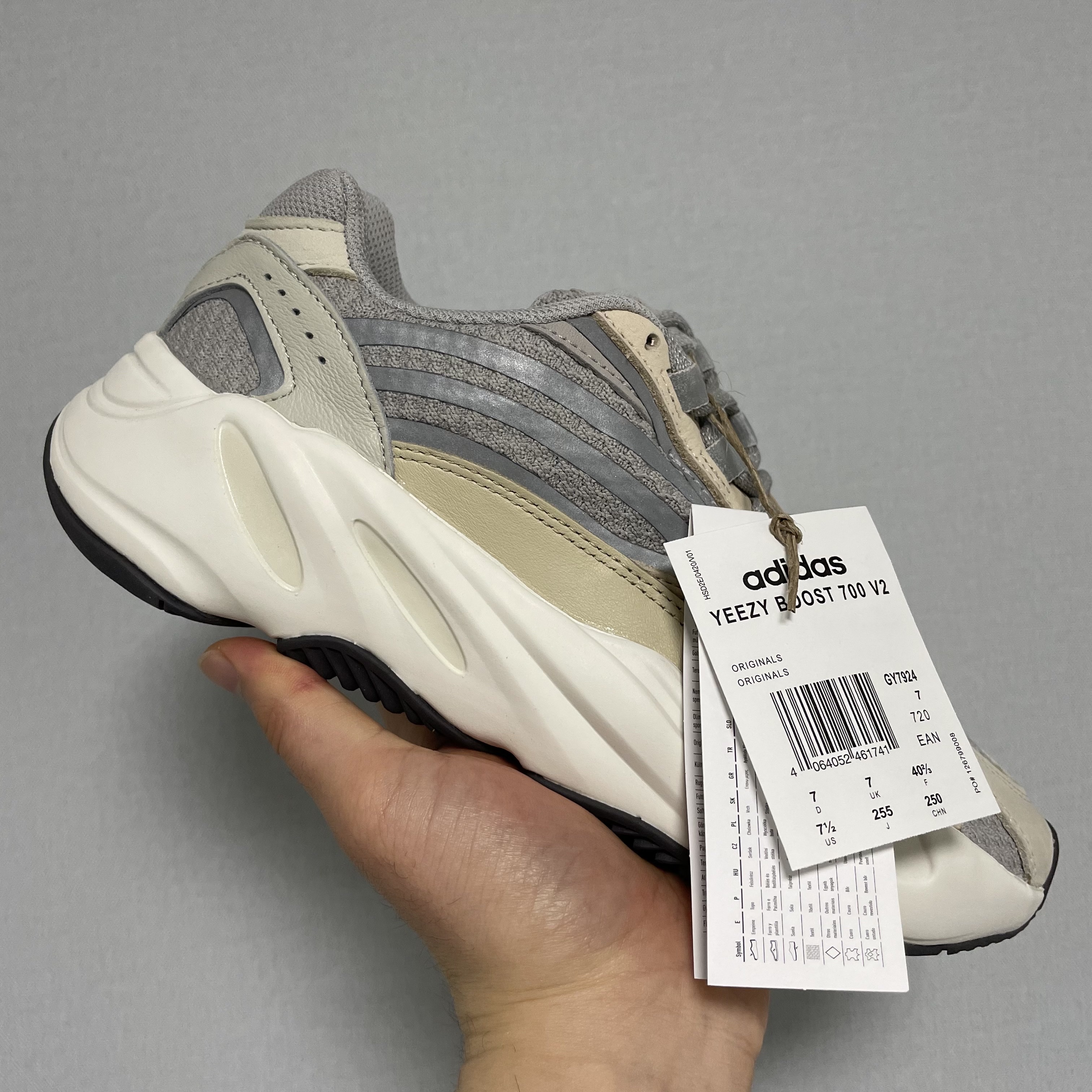 Adidas Yeezy Boost 700 V2 Cream 착용 스타일 - 1
