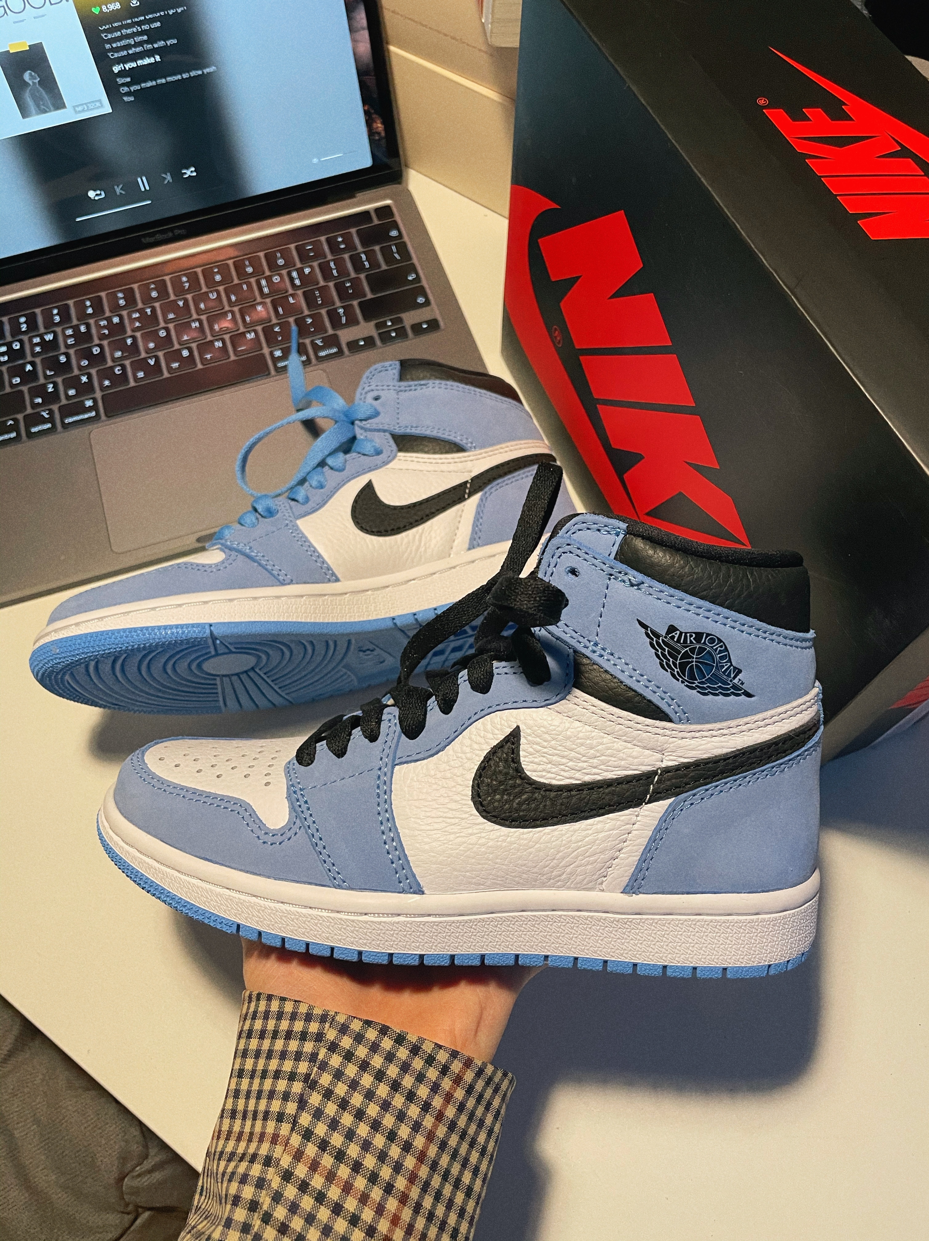 Jordan 1 Retro High OG University Blue, (GS) Jordan 1 Retro High OG University Blue 착용 스타일 - 2
