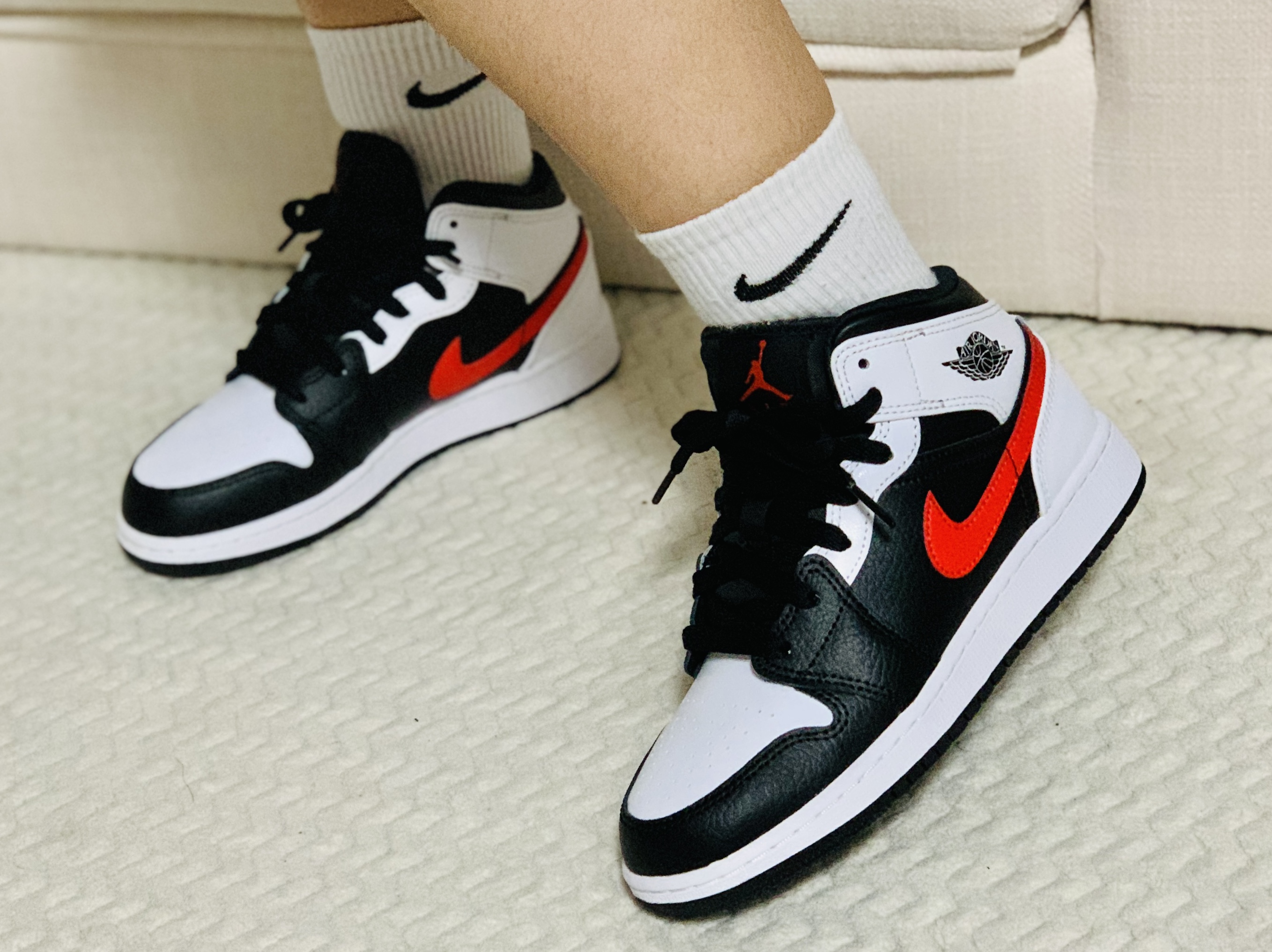 (GS) Jordan 1 Mid Black Chile Red 착용 스타일