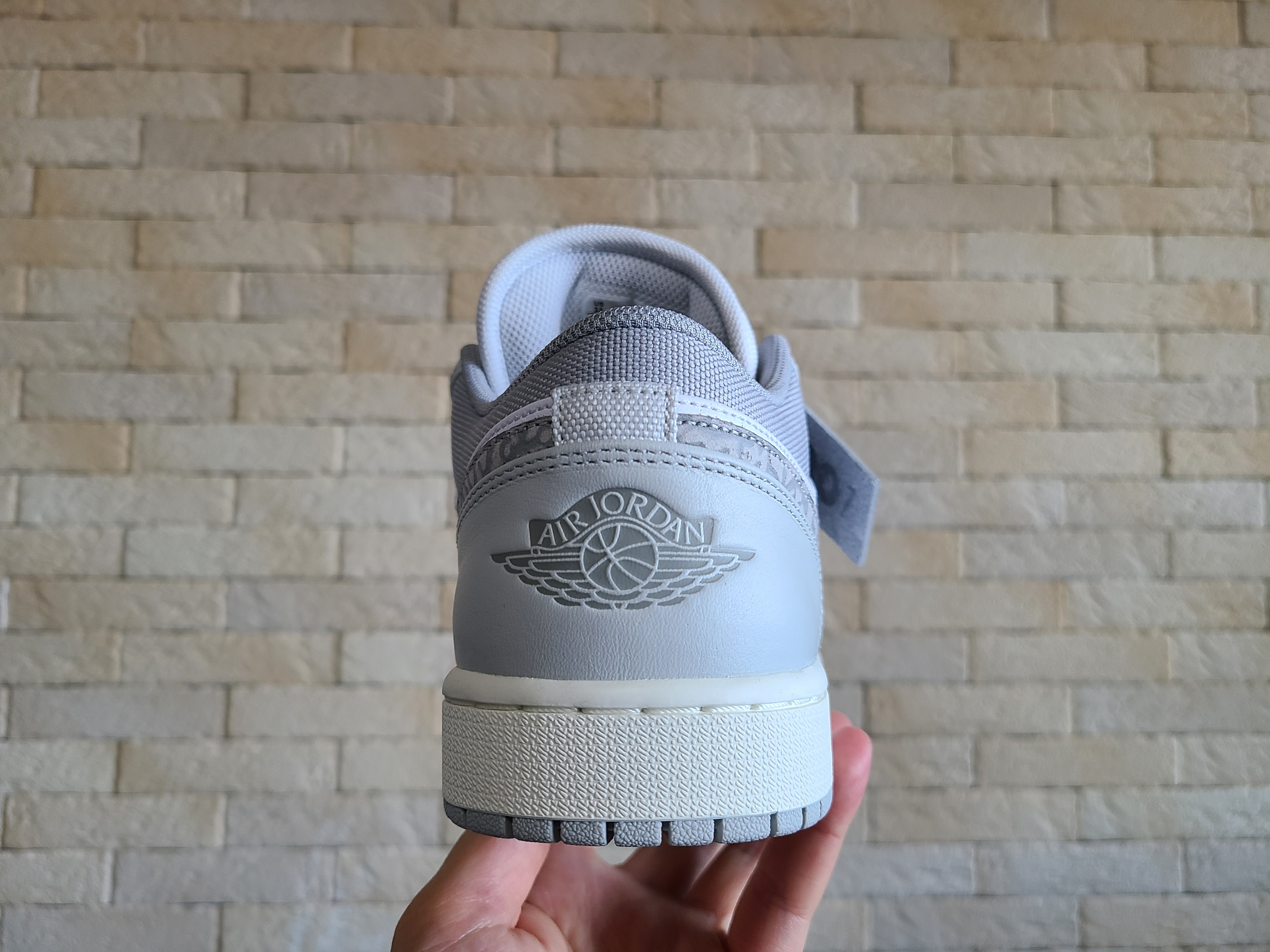 Jordan 1 Low PRM Elephant Print 착용 스타일 - 5