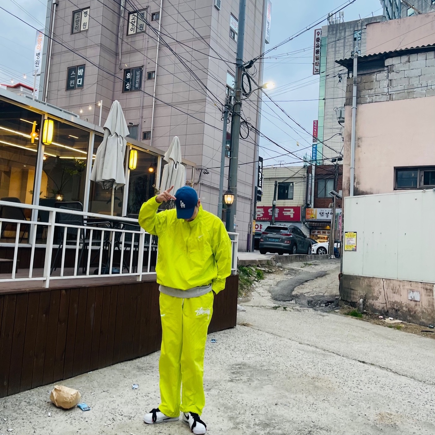 Nike x Stussy Windrunner Jacket Bright Cactus, Nike x Stussy Beach Pants Bright Cactus 착용 스타일