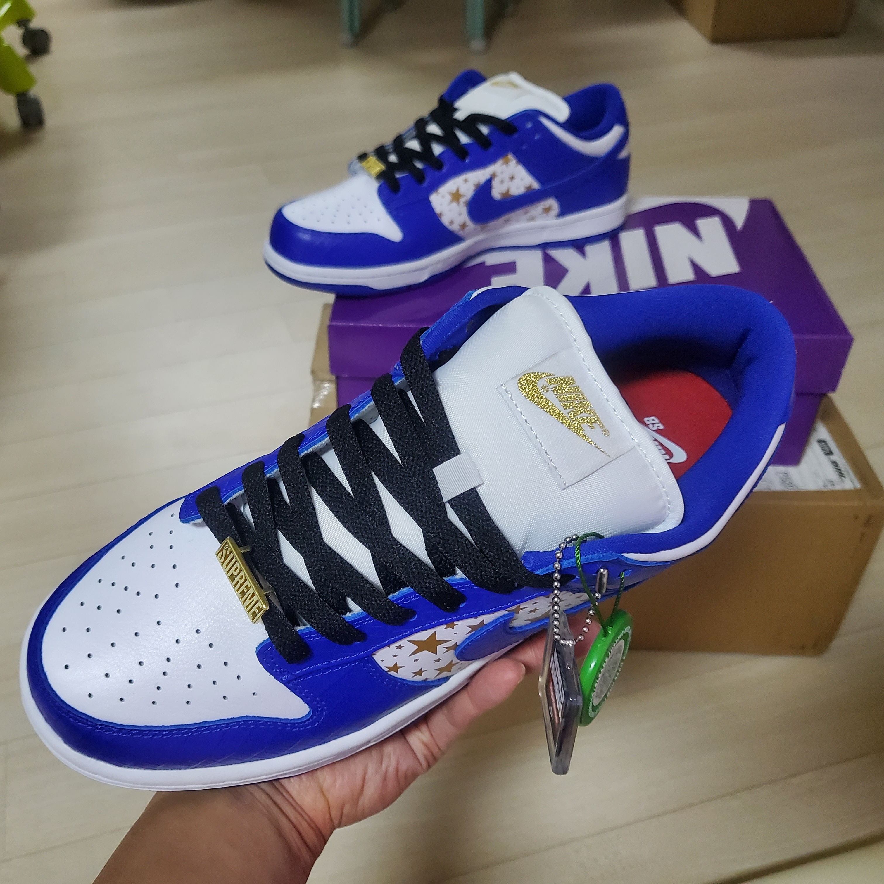 Nike x Supreme SB Dunk Low Hyper Blue 착용 스타일 - 2