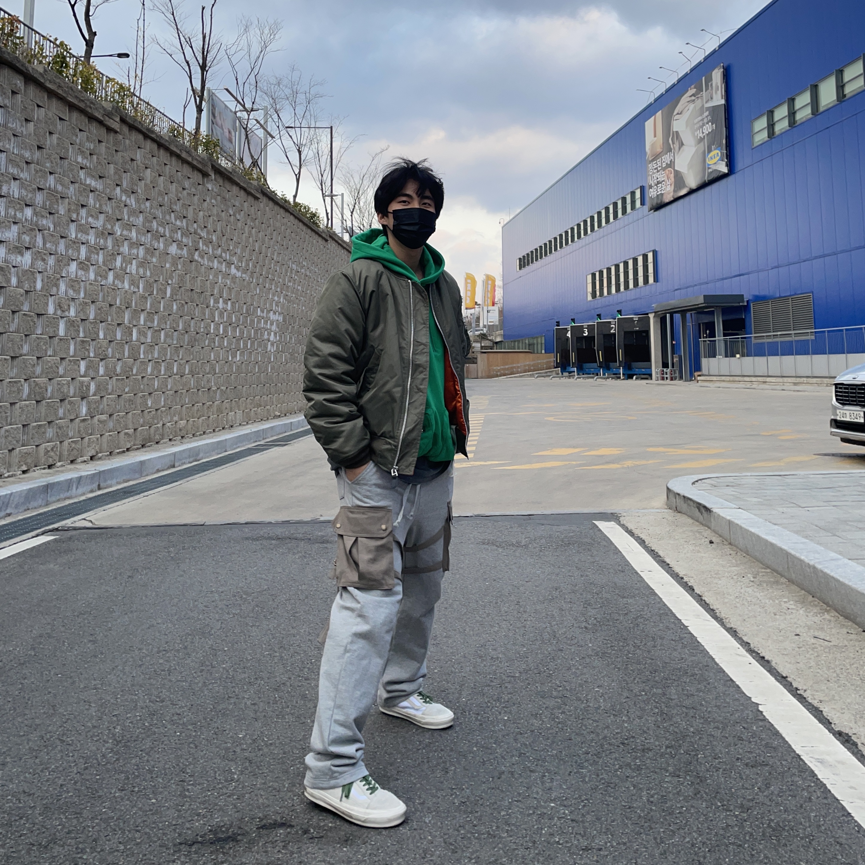 Stussy x CDG MA-1 Jacket Olive, Vans Vault x Notre OG Old Skool LX True White 착용 스타일 - 2