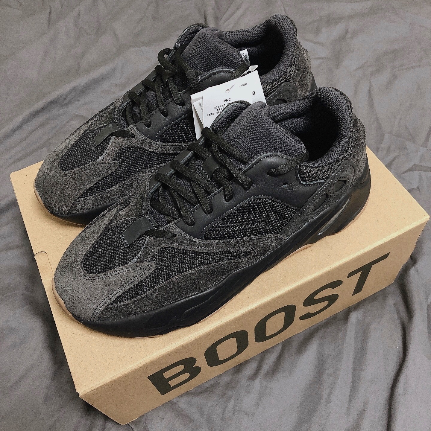 Adidas Yeezy Boost 700 Utility Black 착용 스타일 - 3