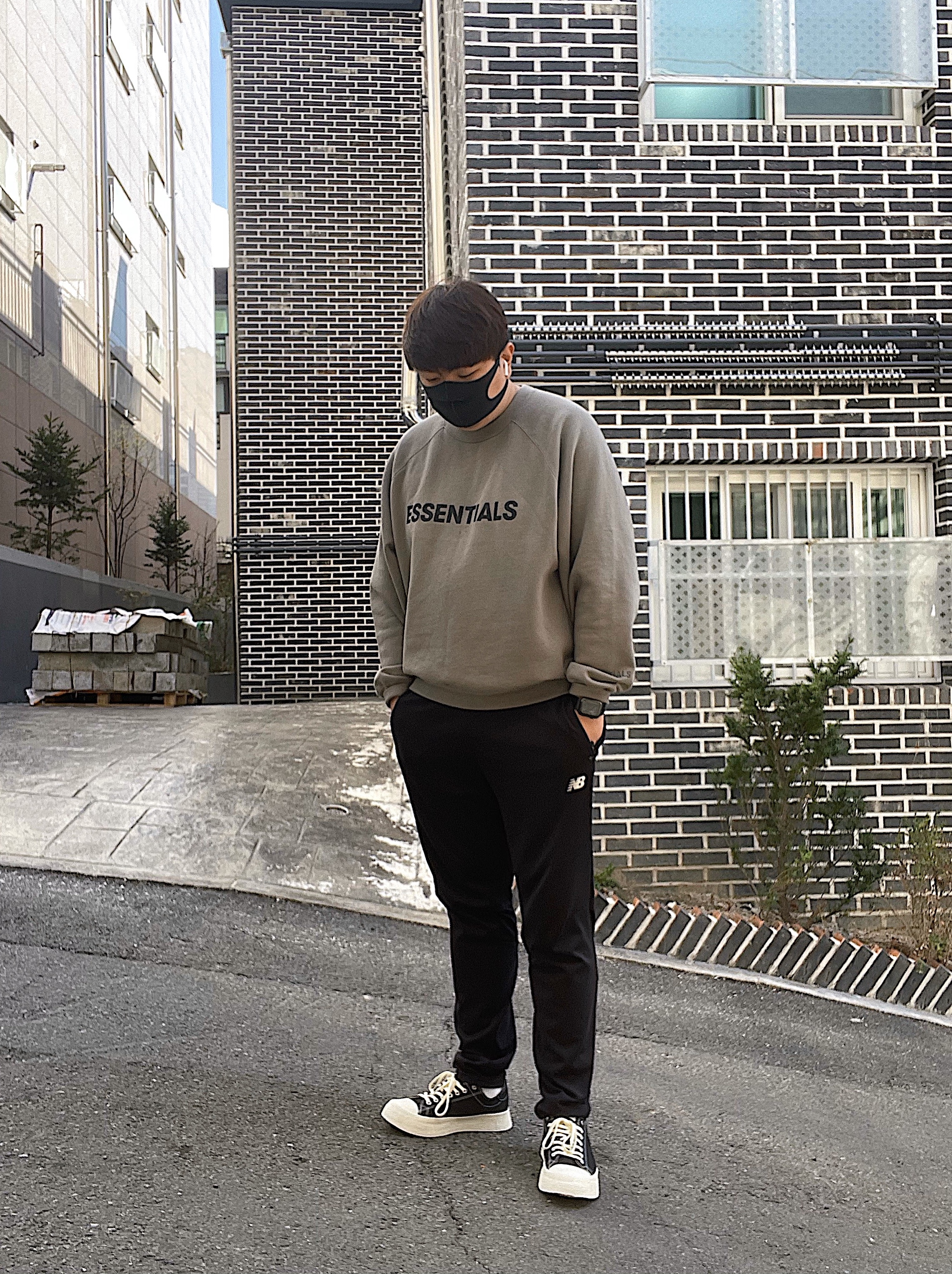 Essentials 3D Silicon Applique Crewneck Cement - 20FW 착용 스타일