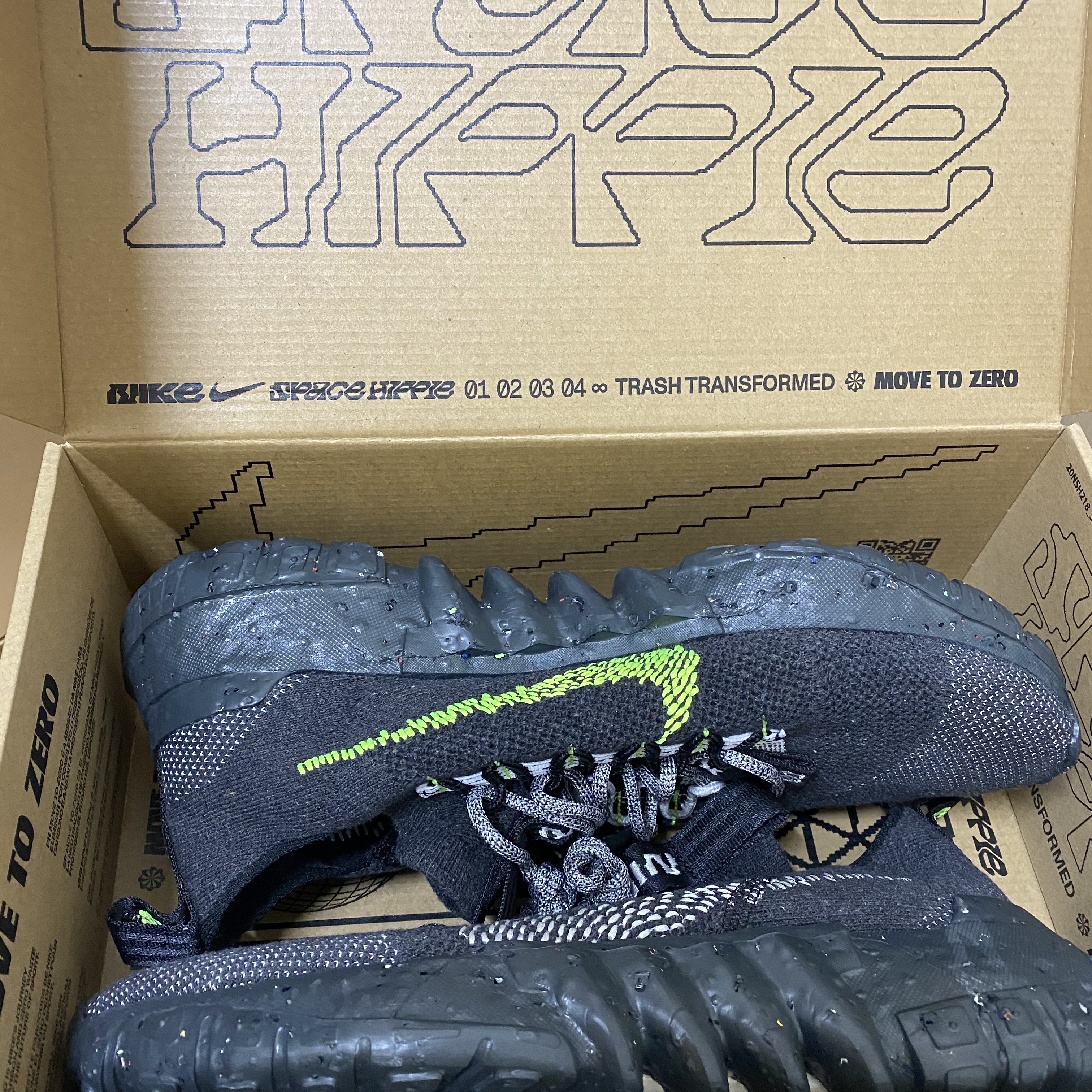 Nike Space Hippie 01 Black Volt 착용 스타일