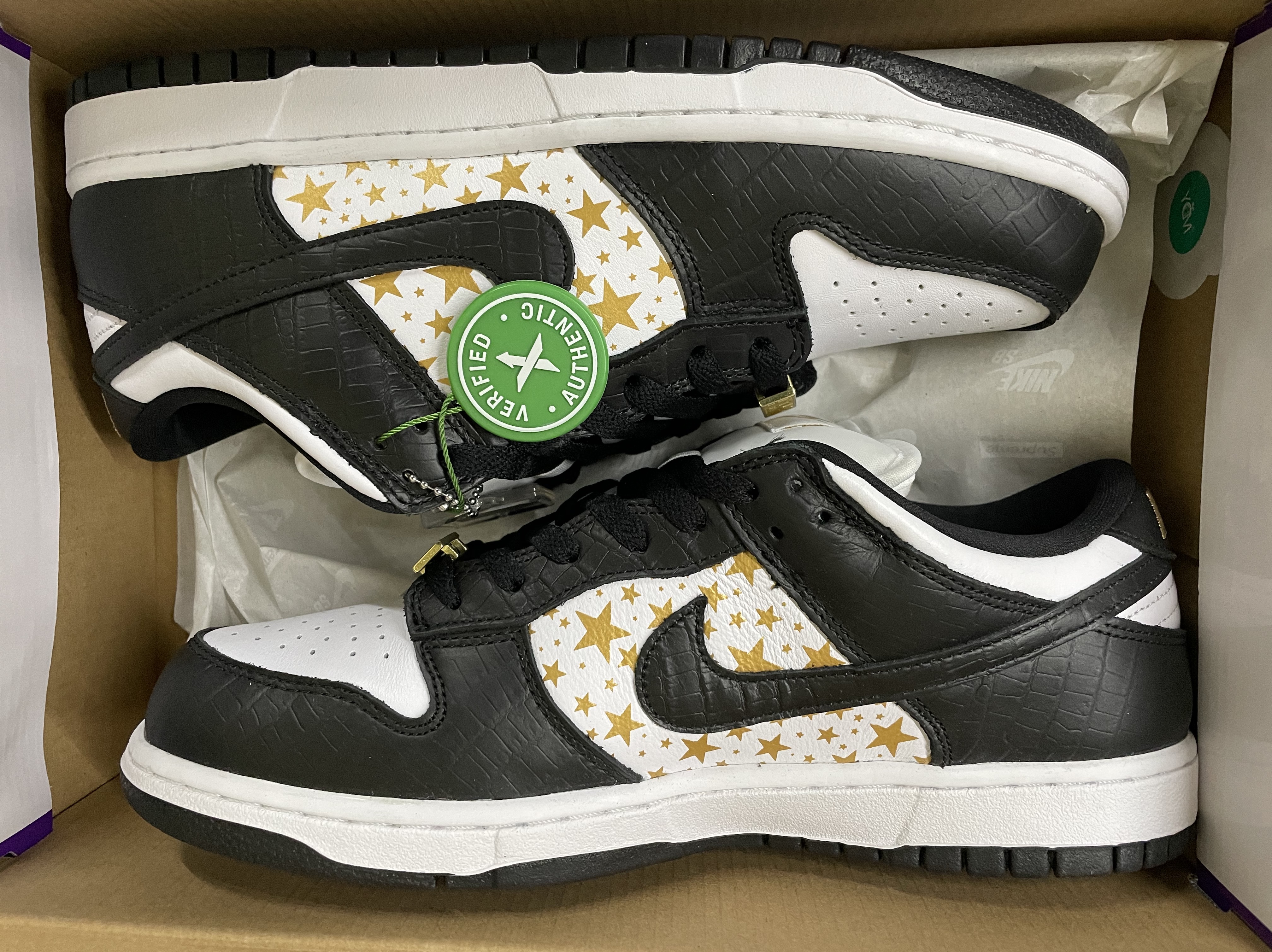 Nike x Supreme SB Dunk Low Black 착용 스타일 - 2