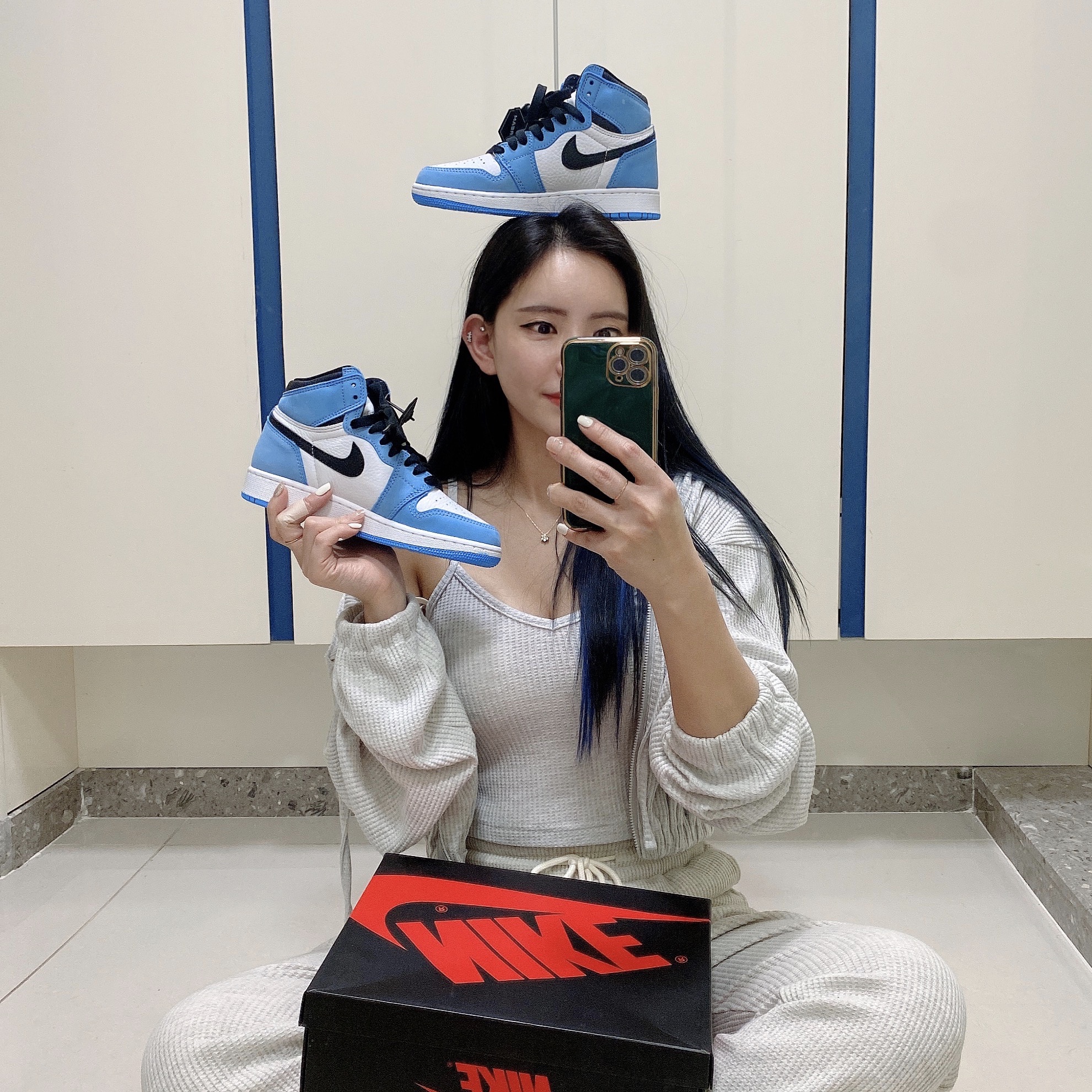 (GS) Jordan 1 Retro High OG University Blue 착용 스타일 - 2
