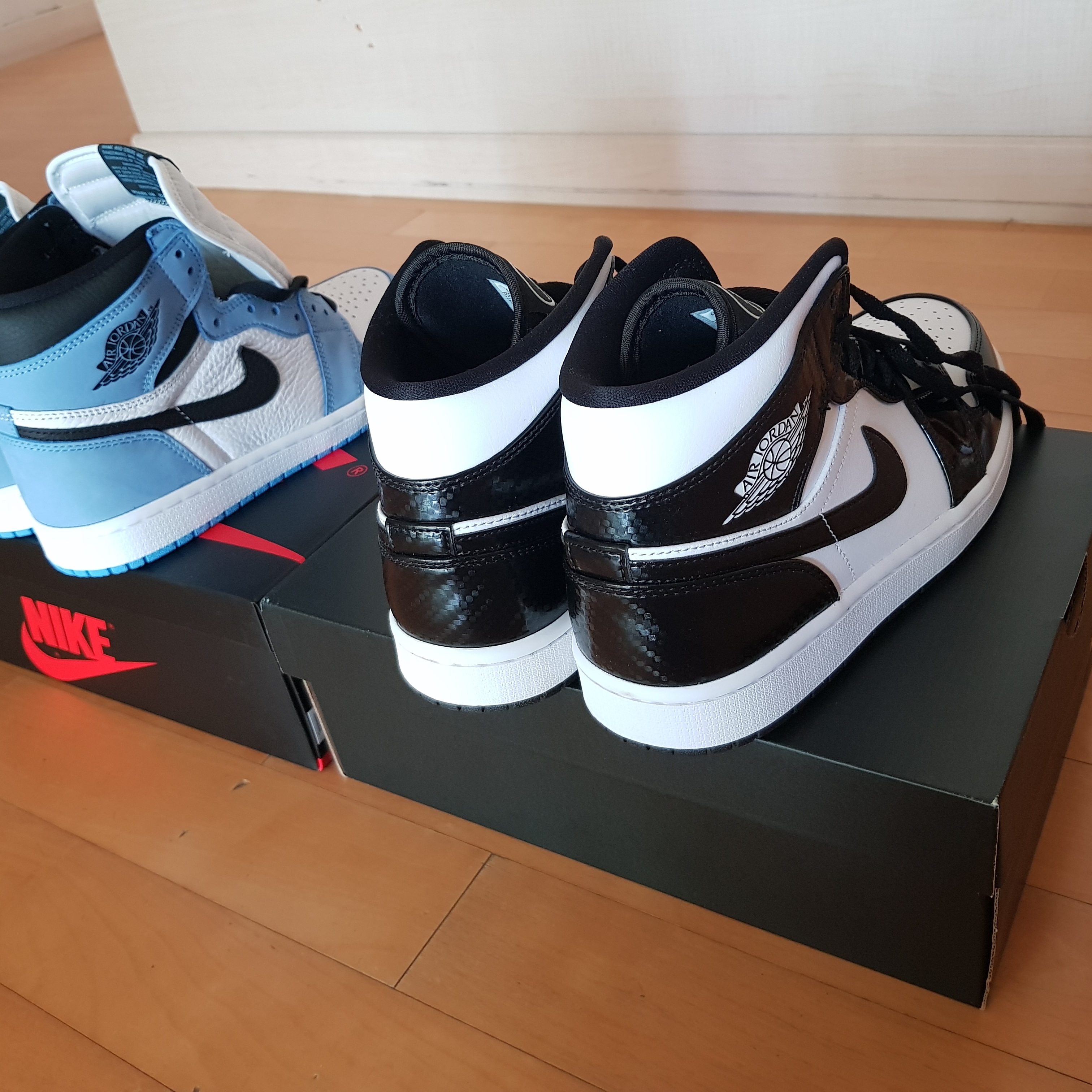 Jordan 1 Retro High OG University Blue, Jordan 1 Mid SE ASW Black 착용 스타일