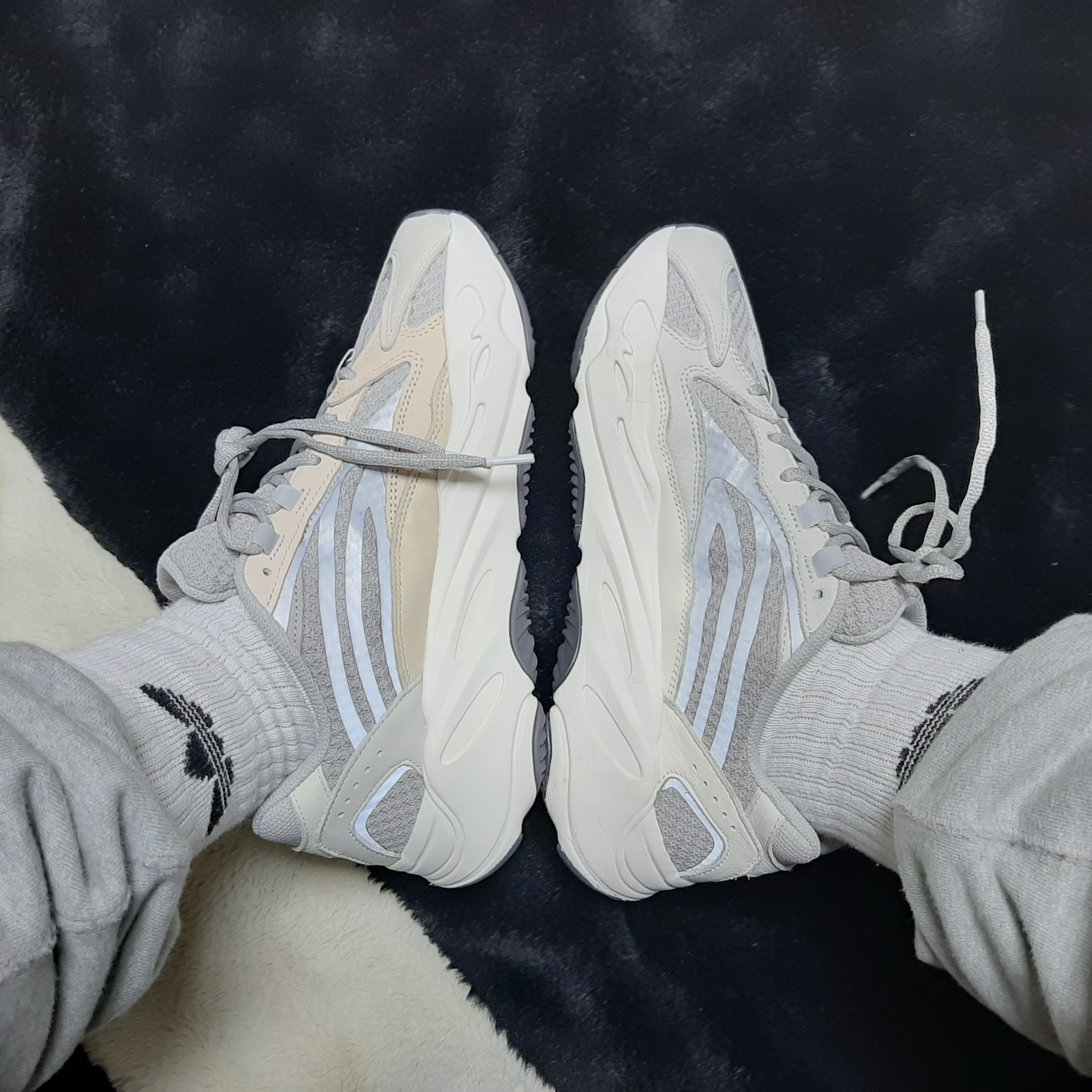 Adidas Yeezy Boost 700 V2 Cream, Adidas Yeezy Boost 700 V2 Static 2018 착용 스타일 - 1