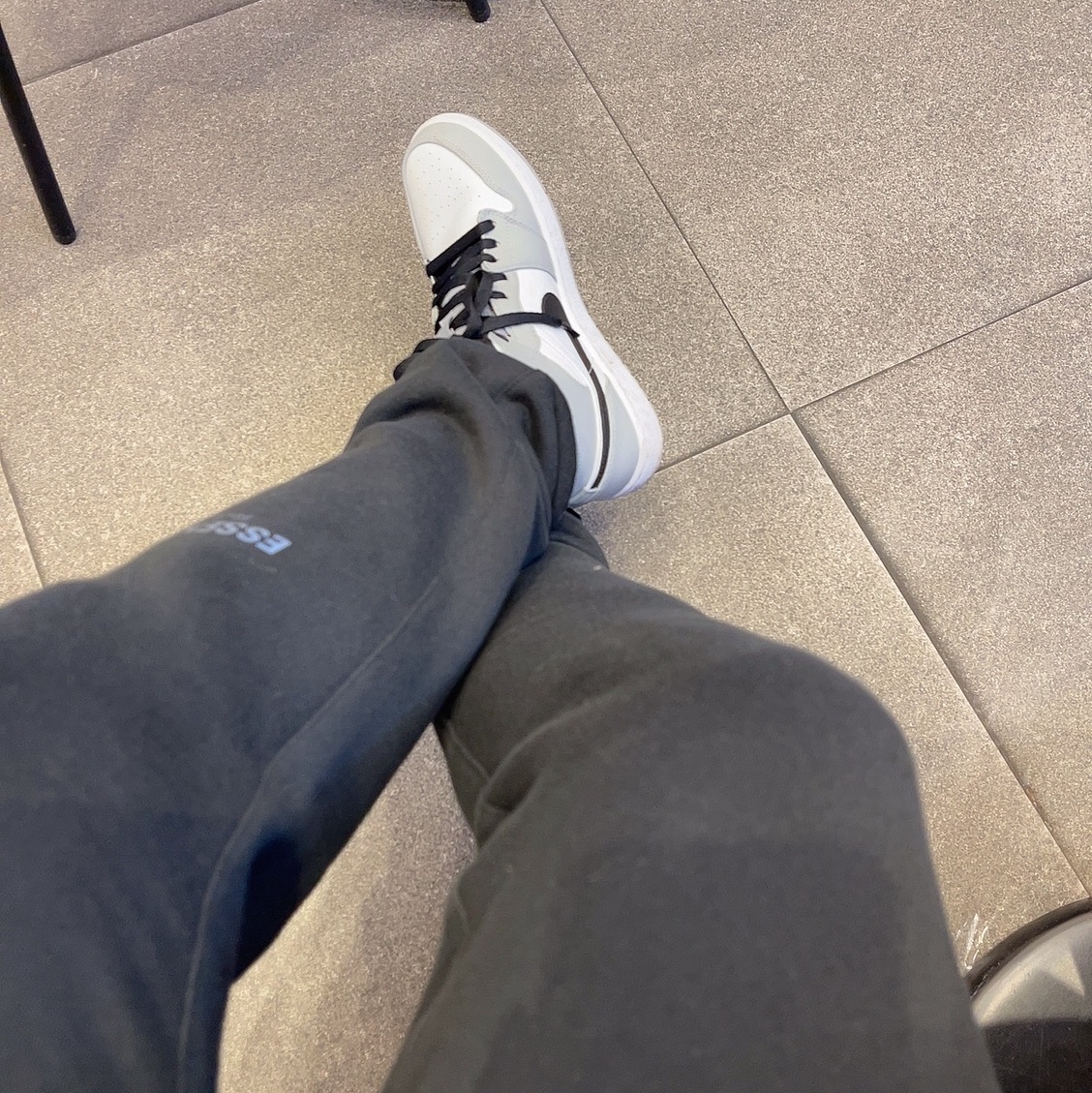 Essentials Sweatpants Dark Slate/Black 2020, Jordan 1 Mid Light Smoke Grey 착용 스타일