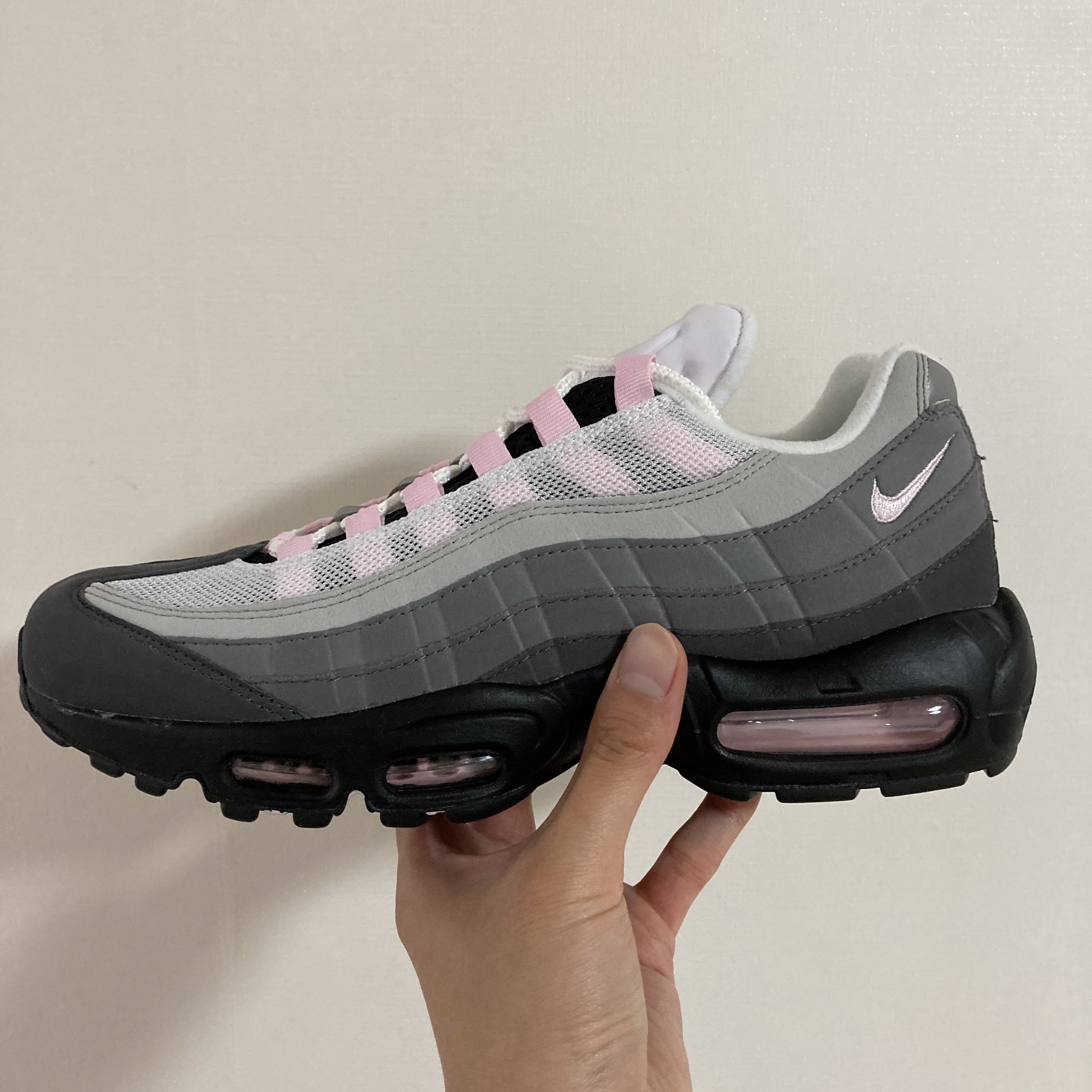 Nike Air Max 95 Gunsmoke Pink Foam 착용 스타일 - 1