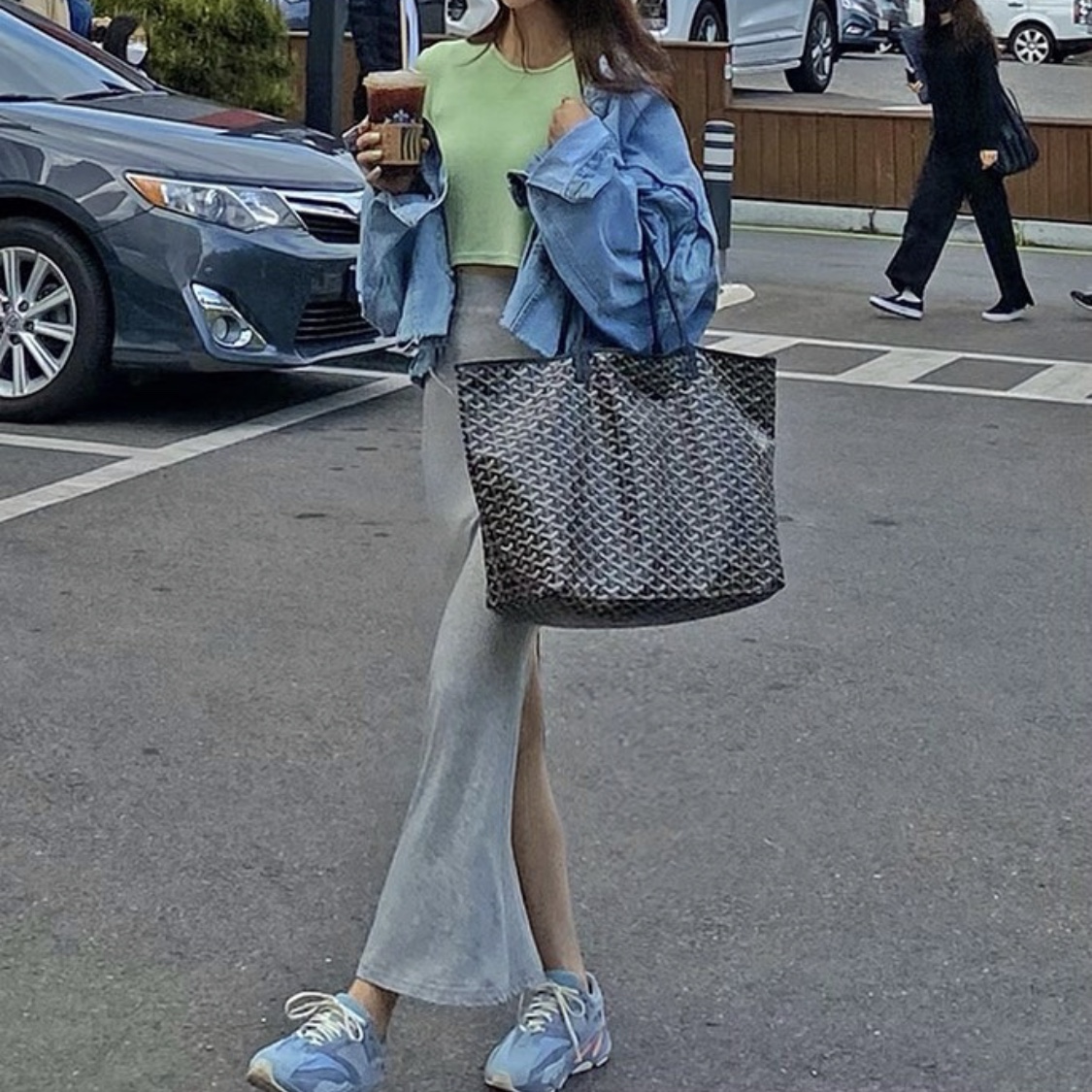Adidas Yeezy Boost 700 Inertia 착용 스타일