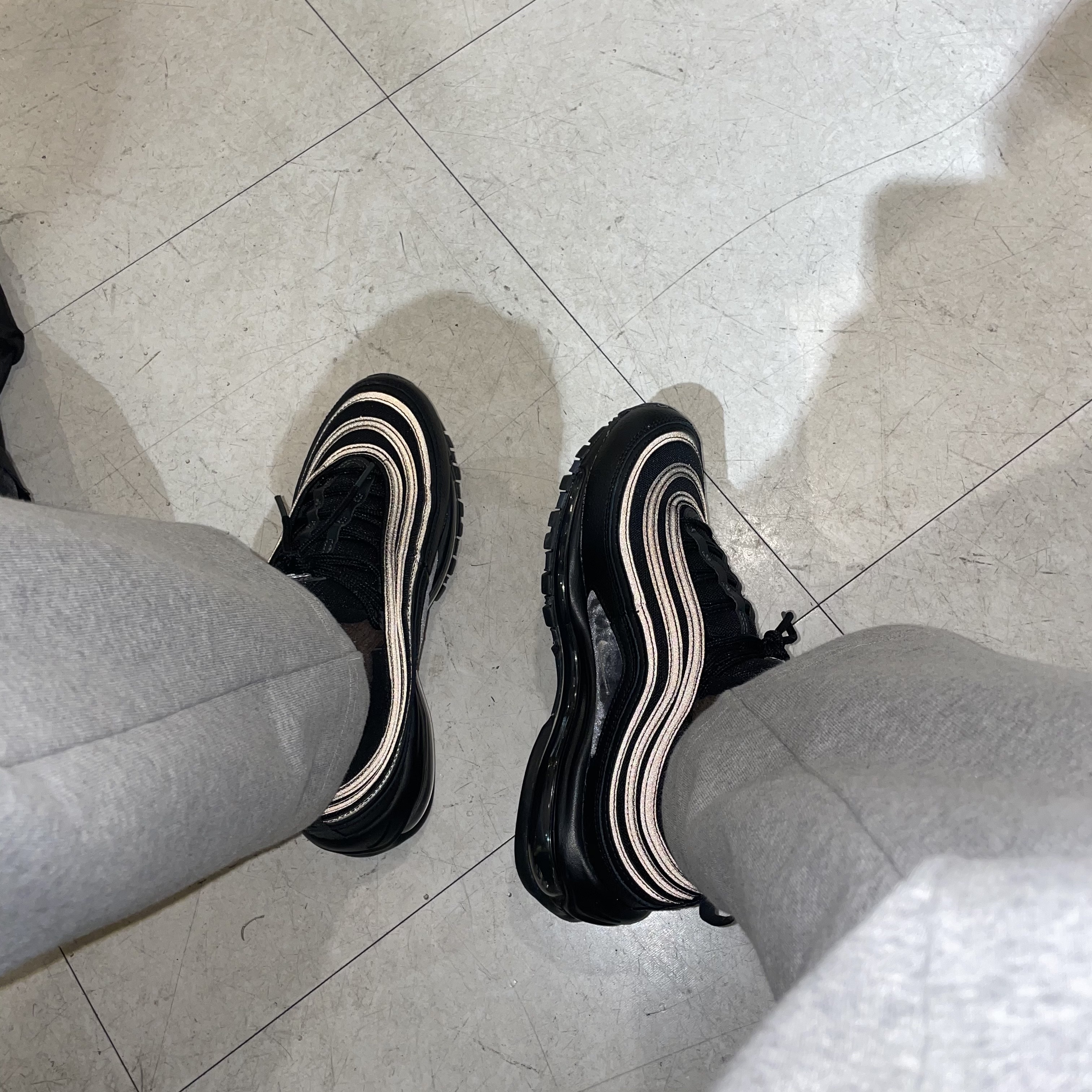 Nike Air Max 97 Black White Anthracite 착용 스타일 - 2