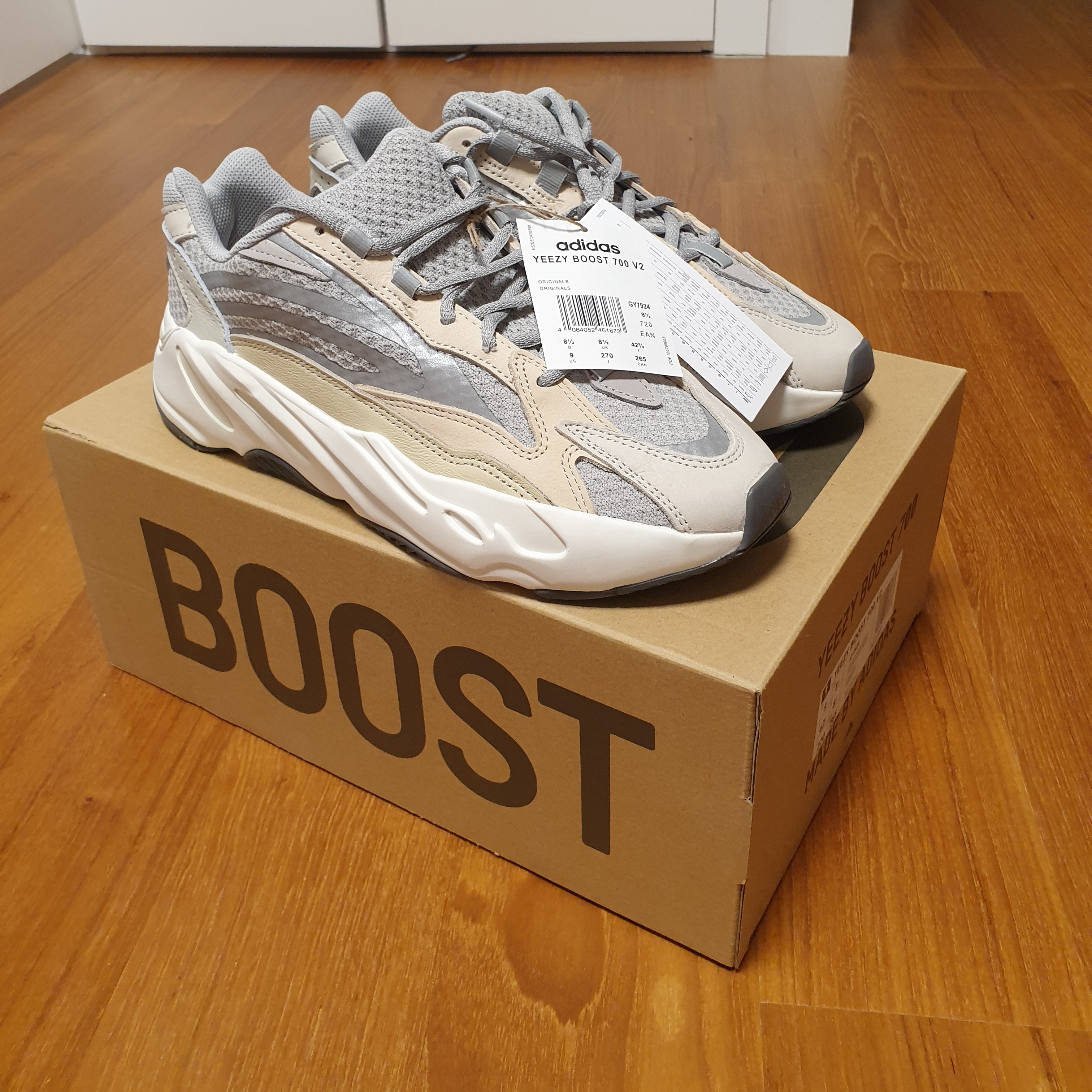 Adidas Yeezy Boost 700 V2 Cream 착용 스타일 - 2