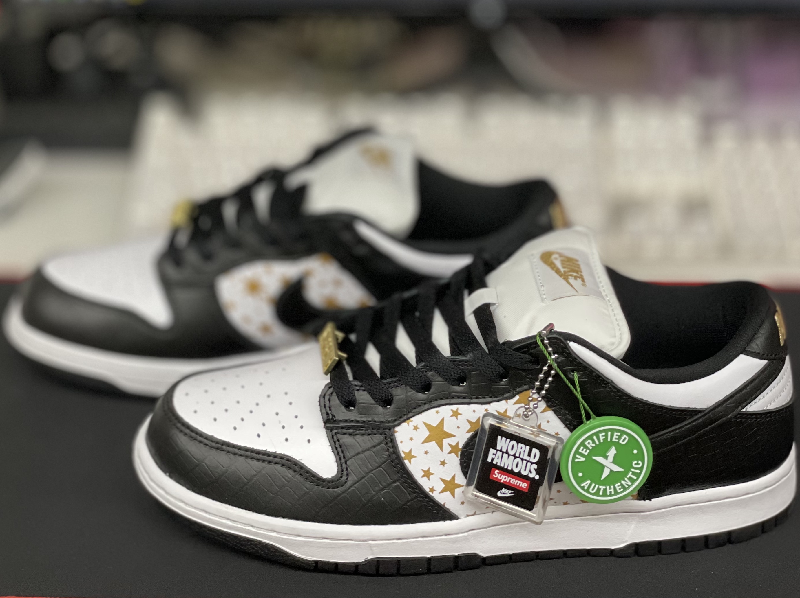 Nike x Supreme SB Dunk Low Black 착용 스타일 - 1