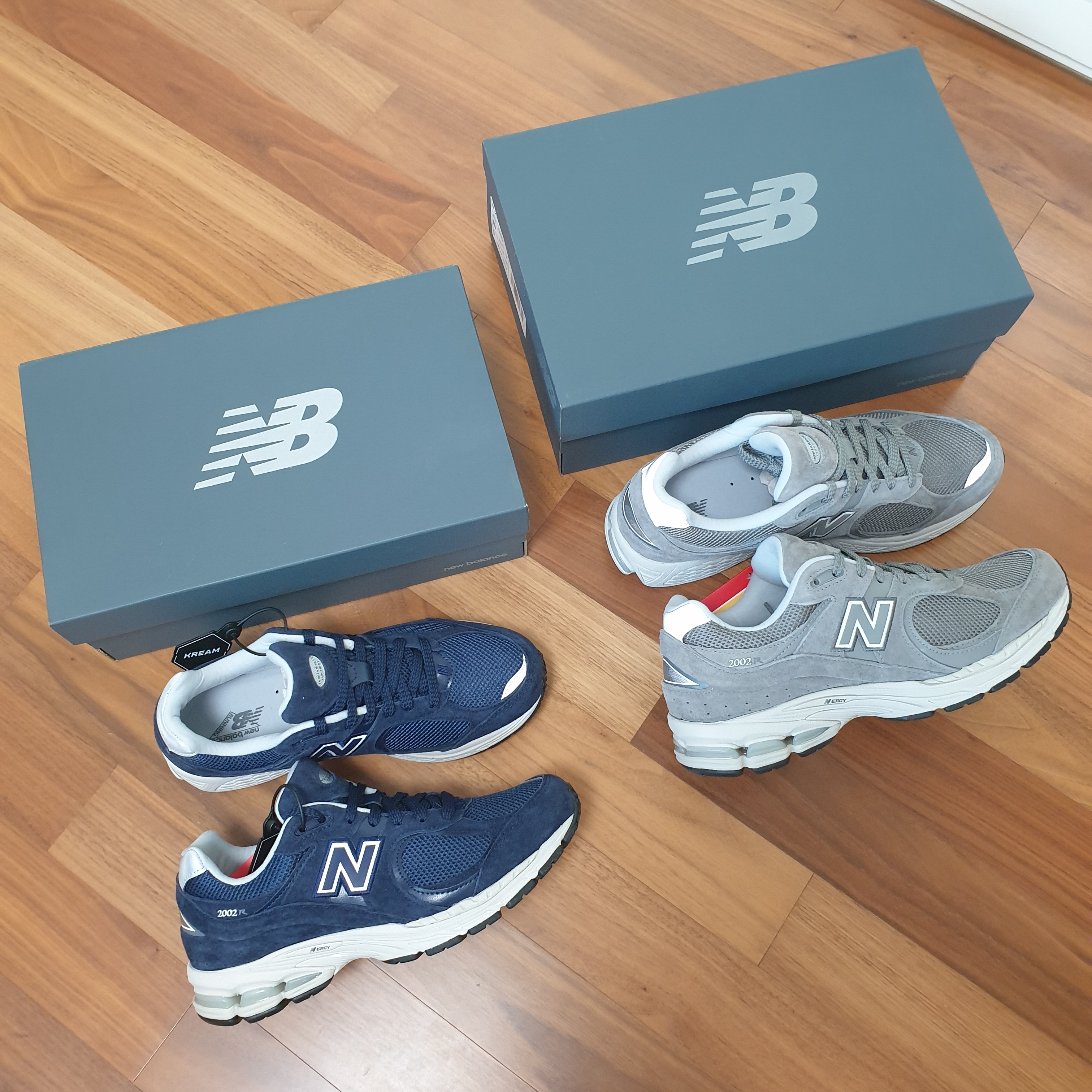 New Balance 2002R Navy, New Balance 2002R Grey 착용 스타일