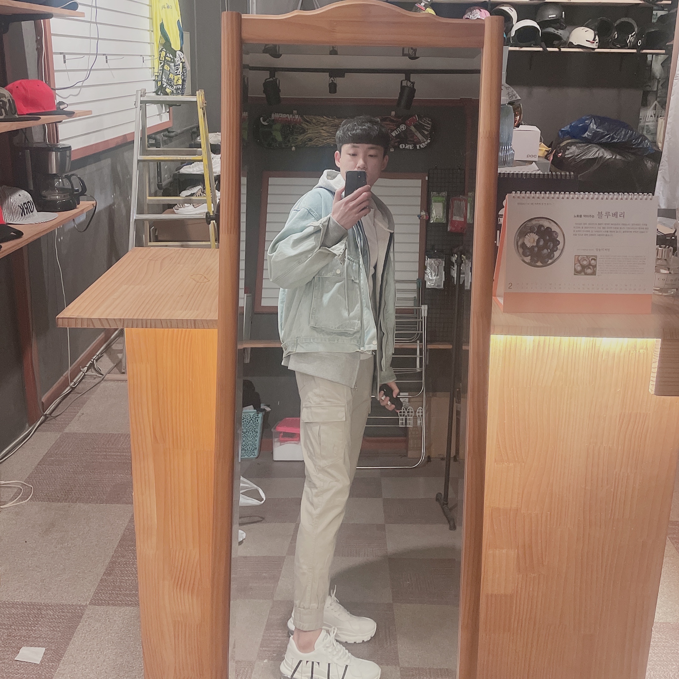 Valentino Bounce Calfskin Sneakers White Black 착용 스타일