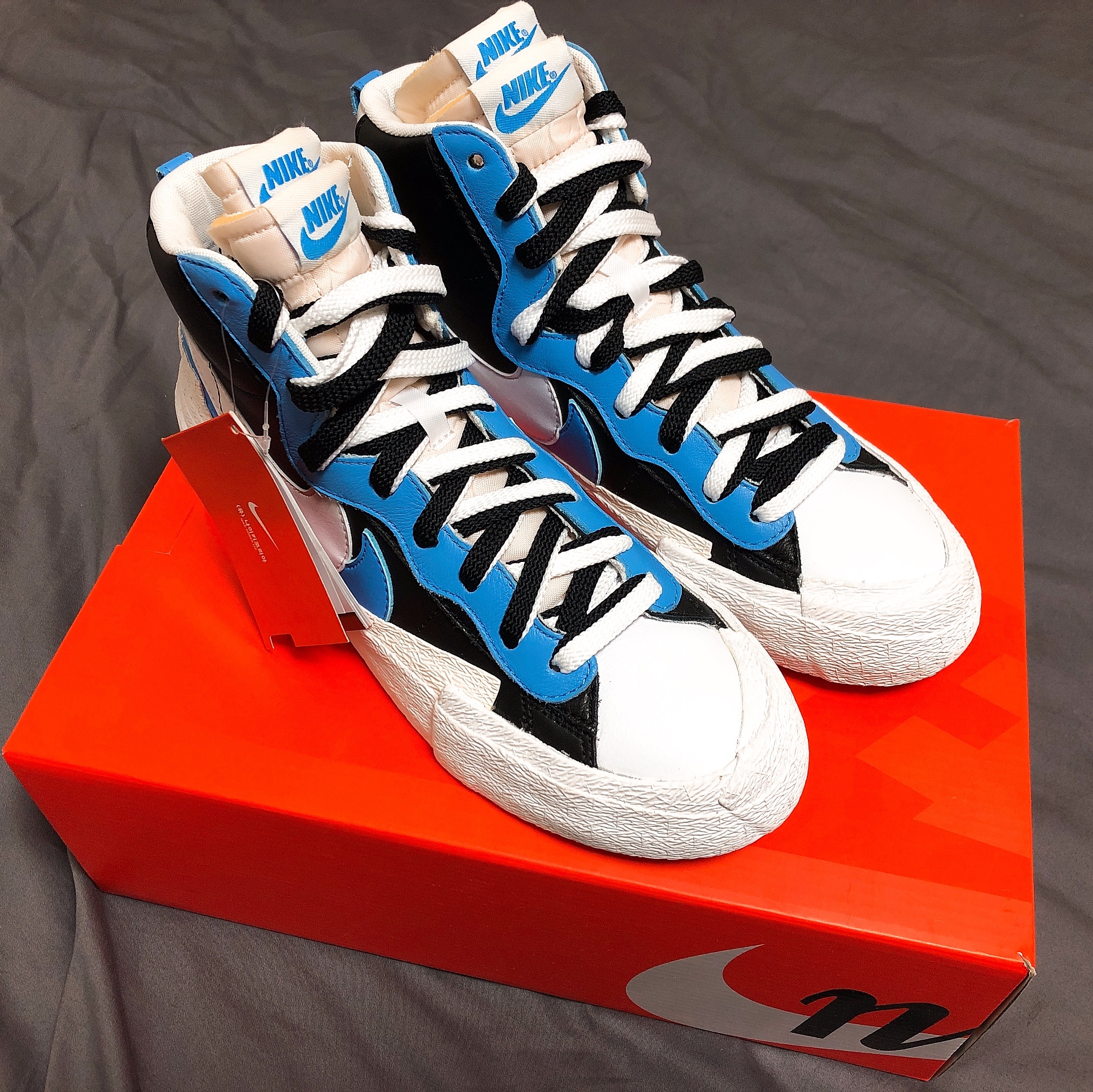 Nike x Sacai Blazer Mid White Black Legend Blue 착용 스타일 - 3