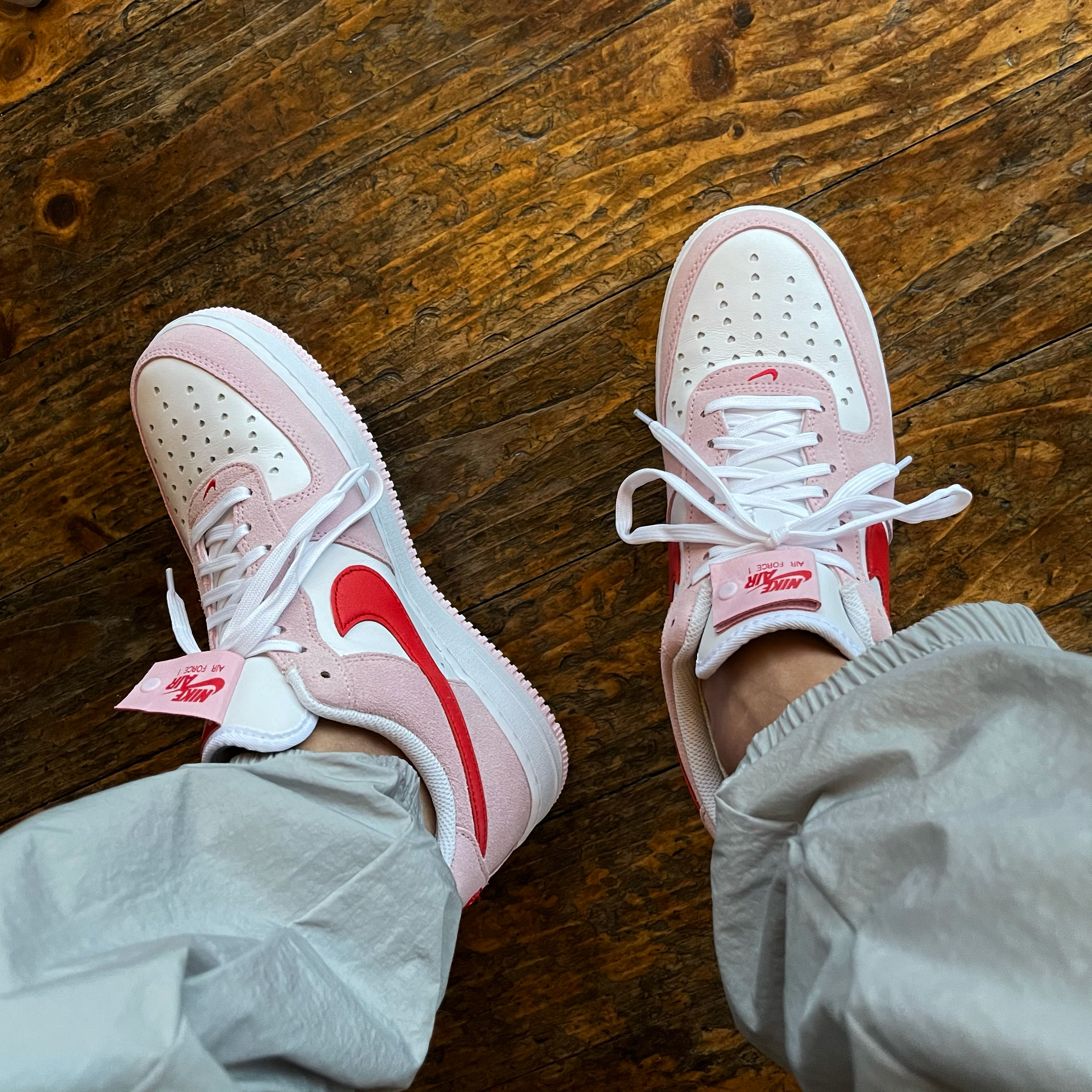 Nike Air Force 1 '07 QS Valentine's Day 착용 스타일