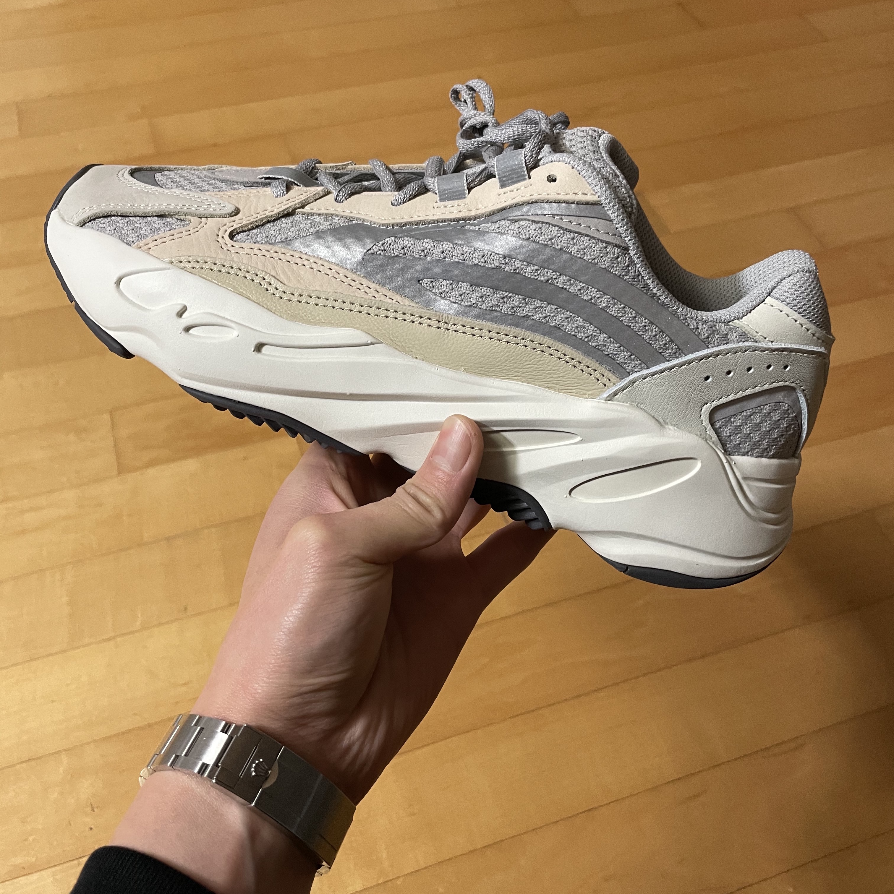 Adidas Yeezy Boost 700 V2 Cream 착용 스타일