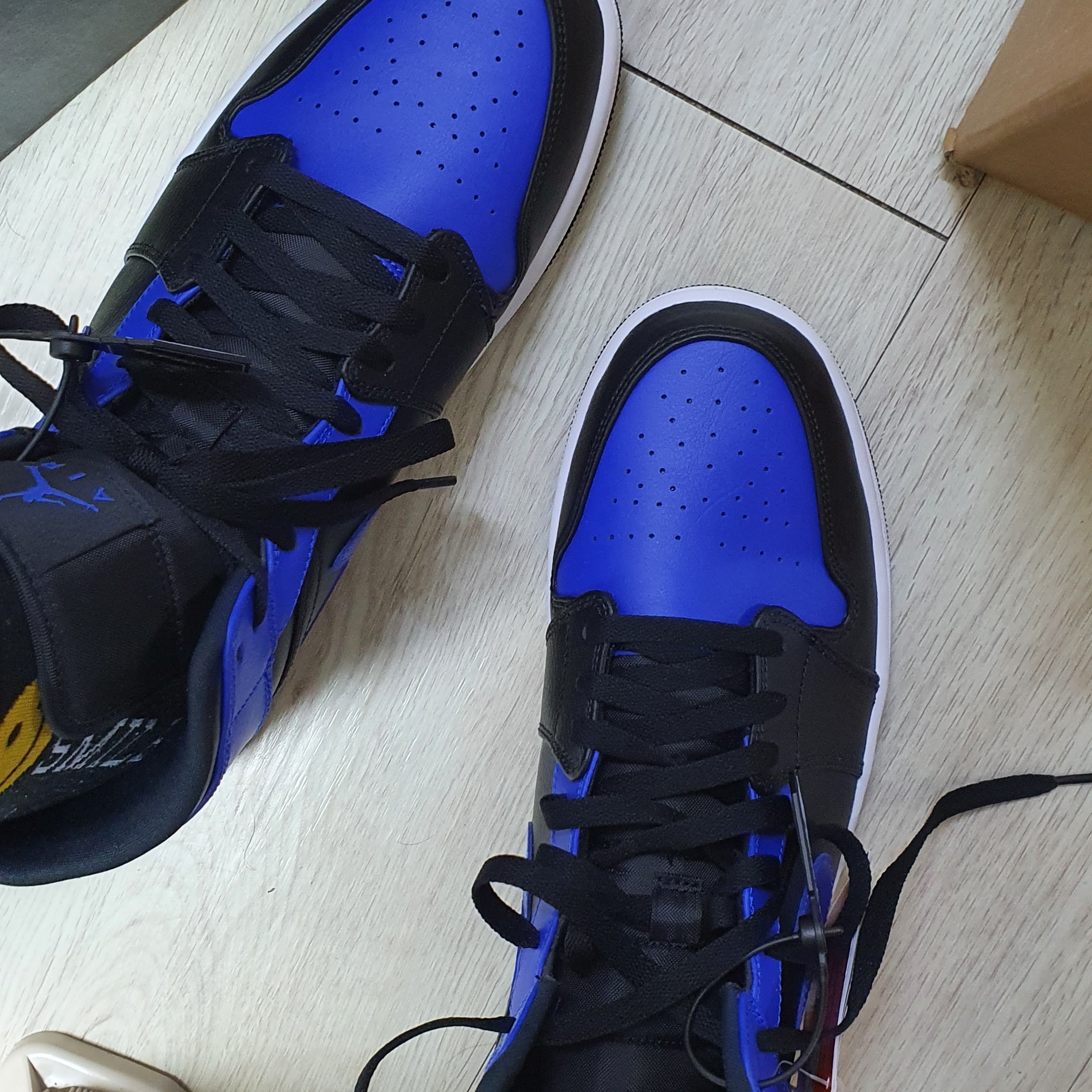 Jordan 1 Mid Black Hyper Royal 착용 스타일