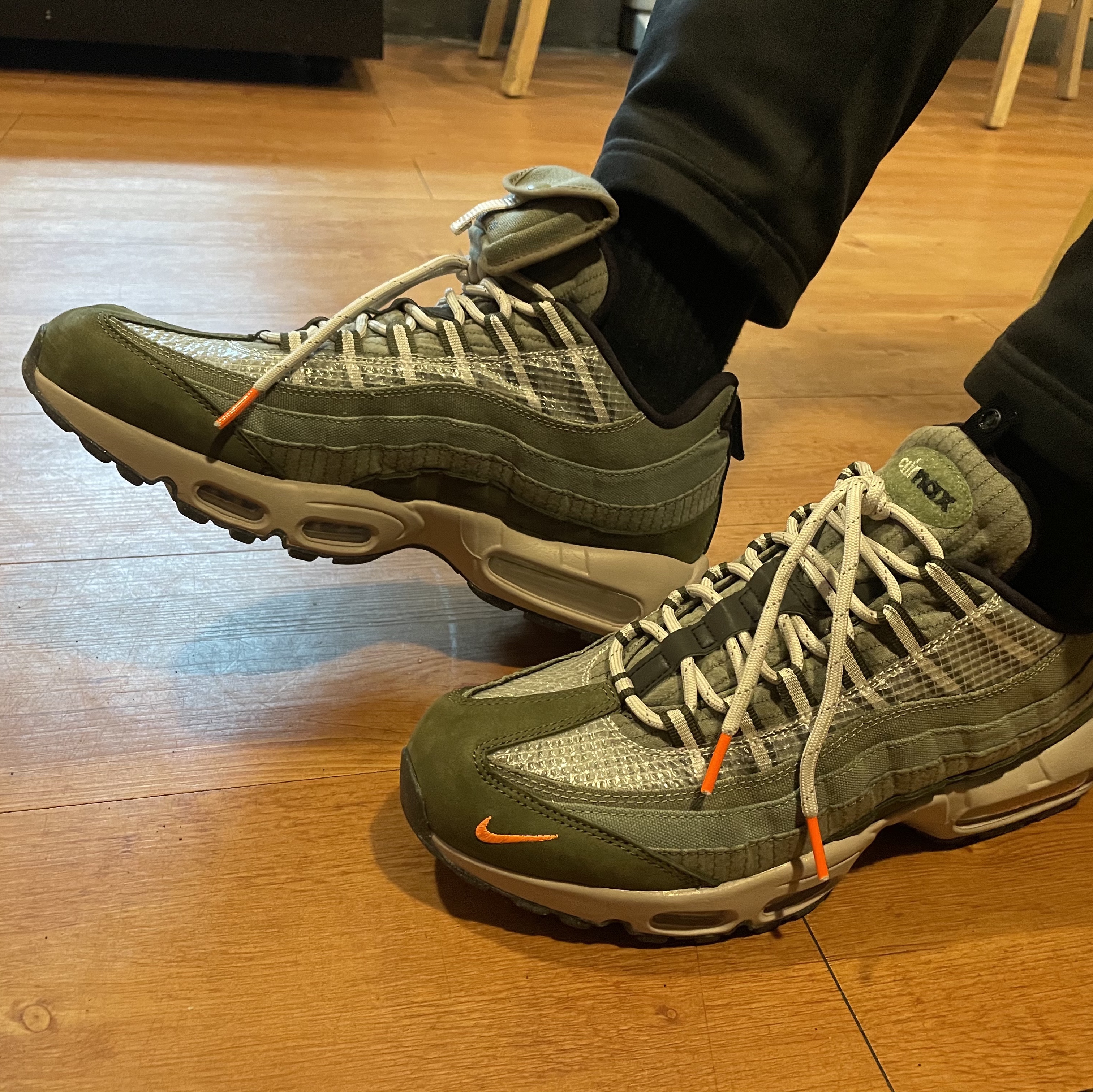 Nike Air Max 95 SE Medium Olive 착용 스타일 - 1