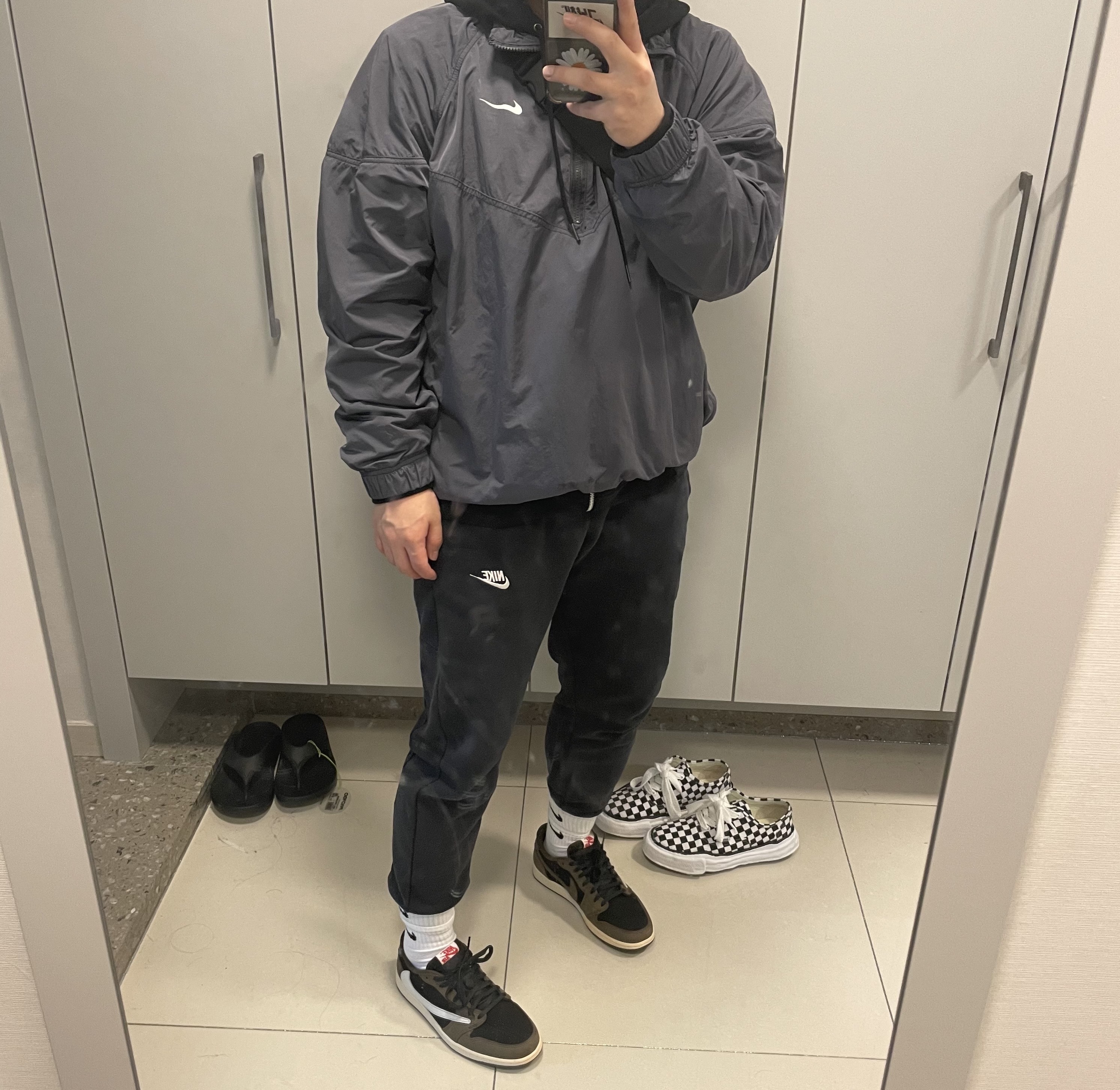 Jordan 1 x Travis Scott Retro Low OG SP Mocha, Nike x Stussy Windrunner Jacket Off Noir 착용 스타일