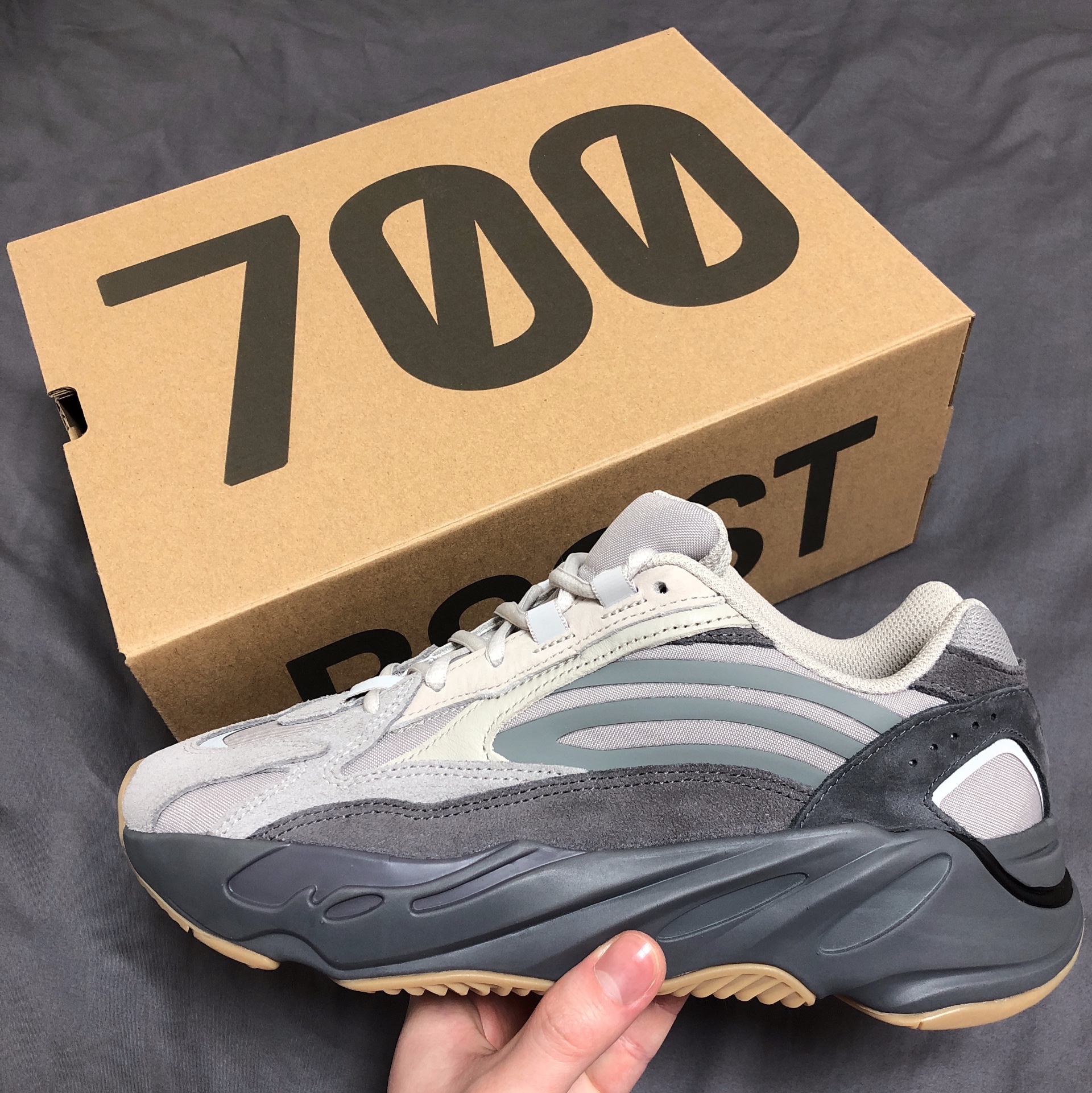 Adidas Yeezy Boost 700 V2 Tephra 착용 스타일 - 1