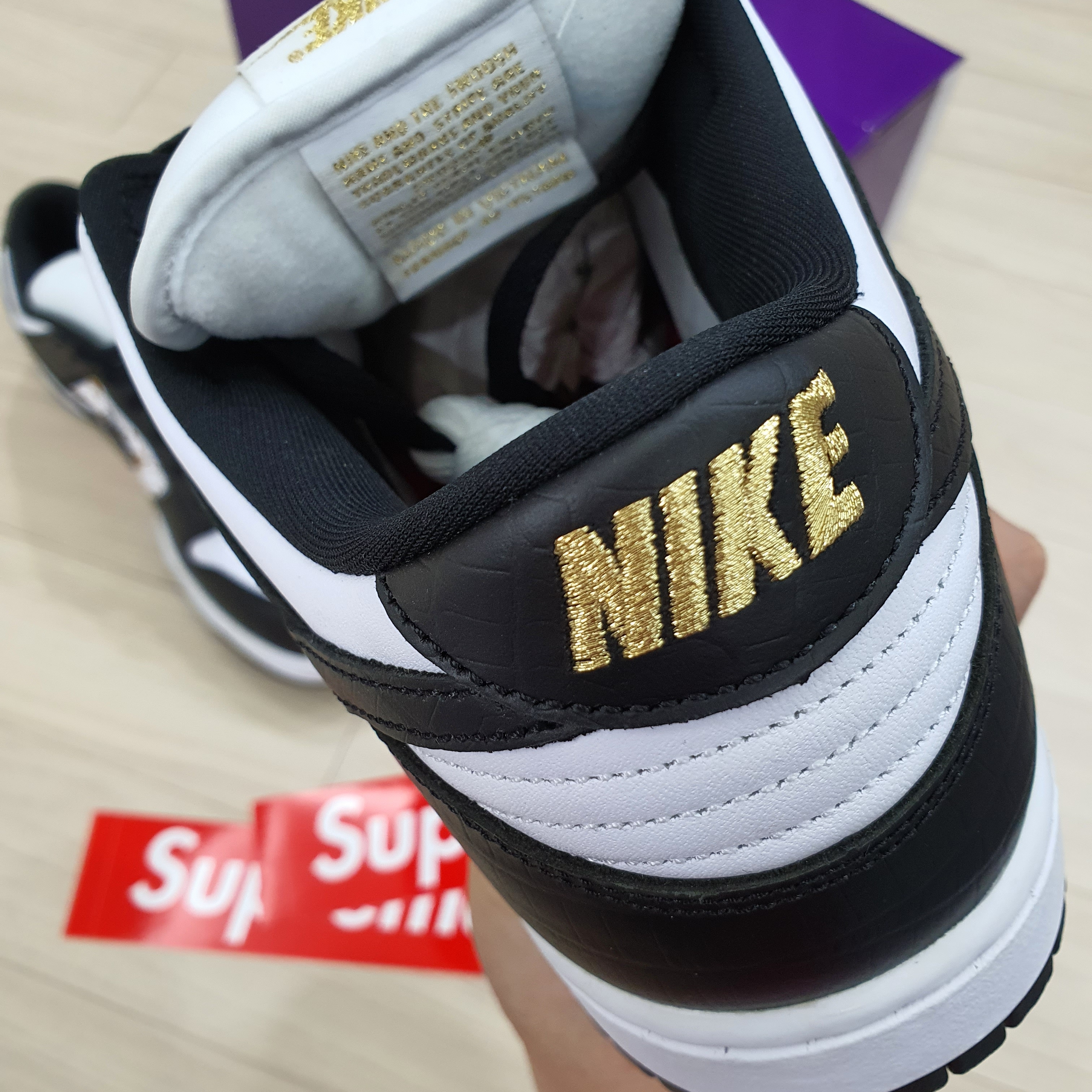 Nike x Supreme SB Dunk Low Black 착용 스타일 - 4