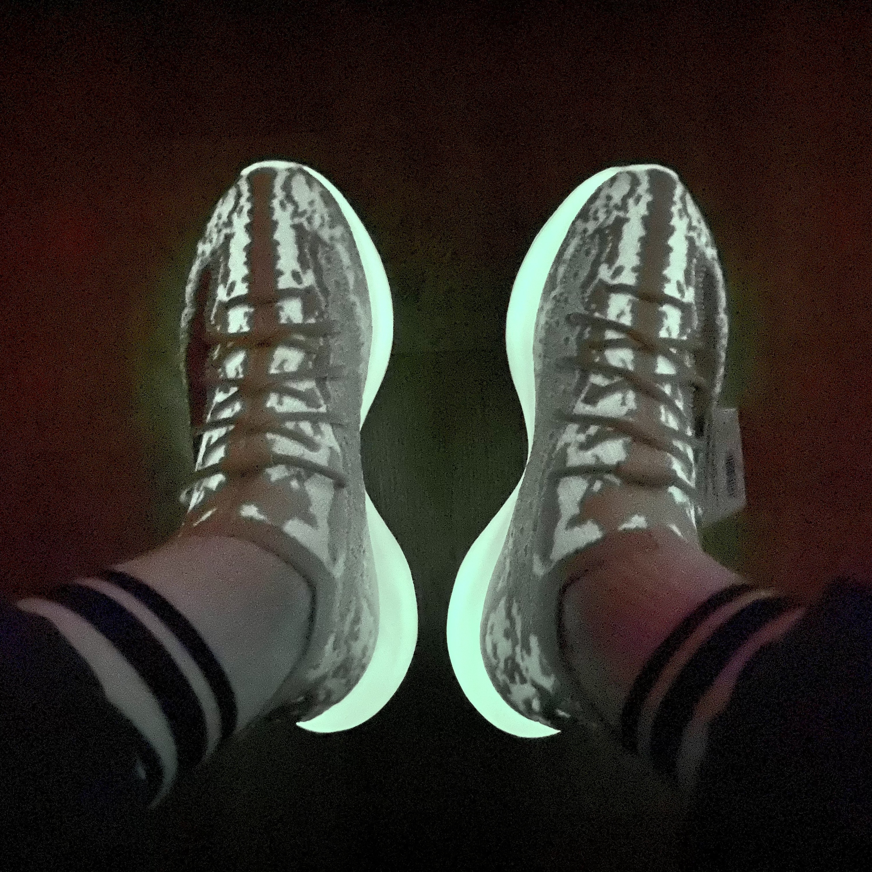 Adidas Yeezy Boost 380 Calcite Glow 착용 스타일 - 2