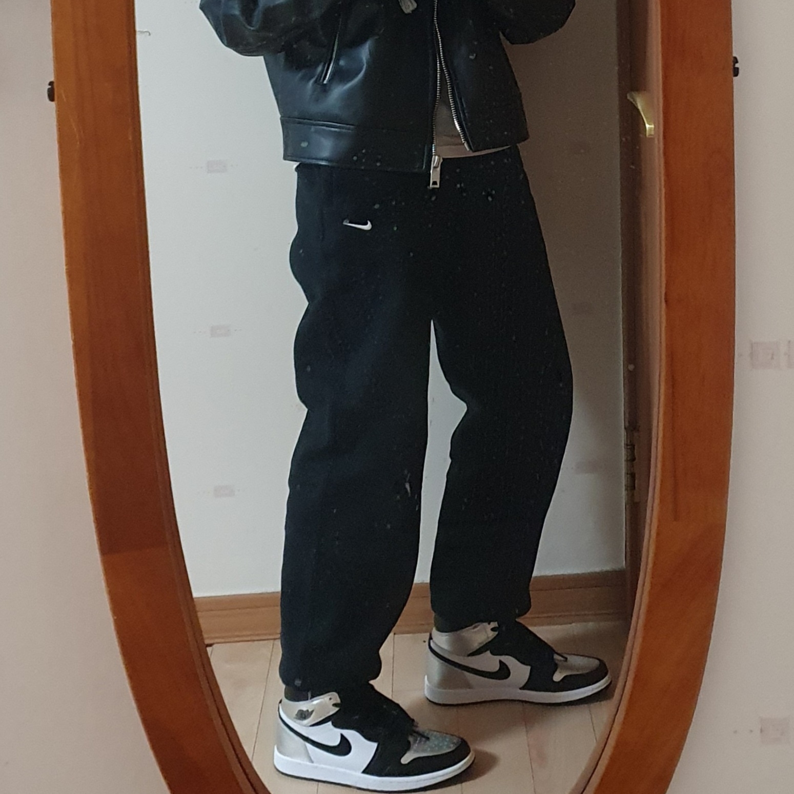 (W) Jordan 1 Retro High OG Silver Toe, (W) Nike NRG Solo Swoosh Fleece Pants Black White - Asia 착용 스타일