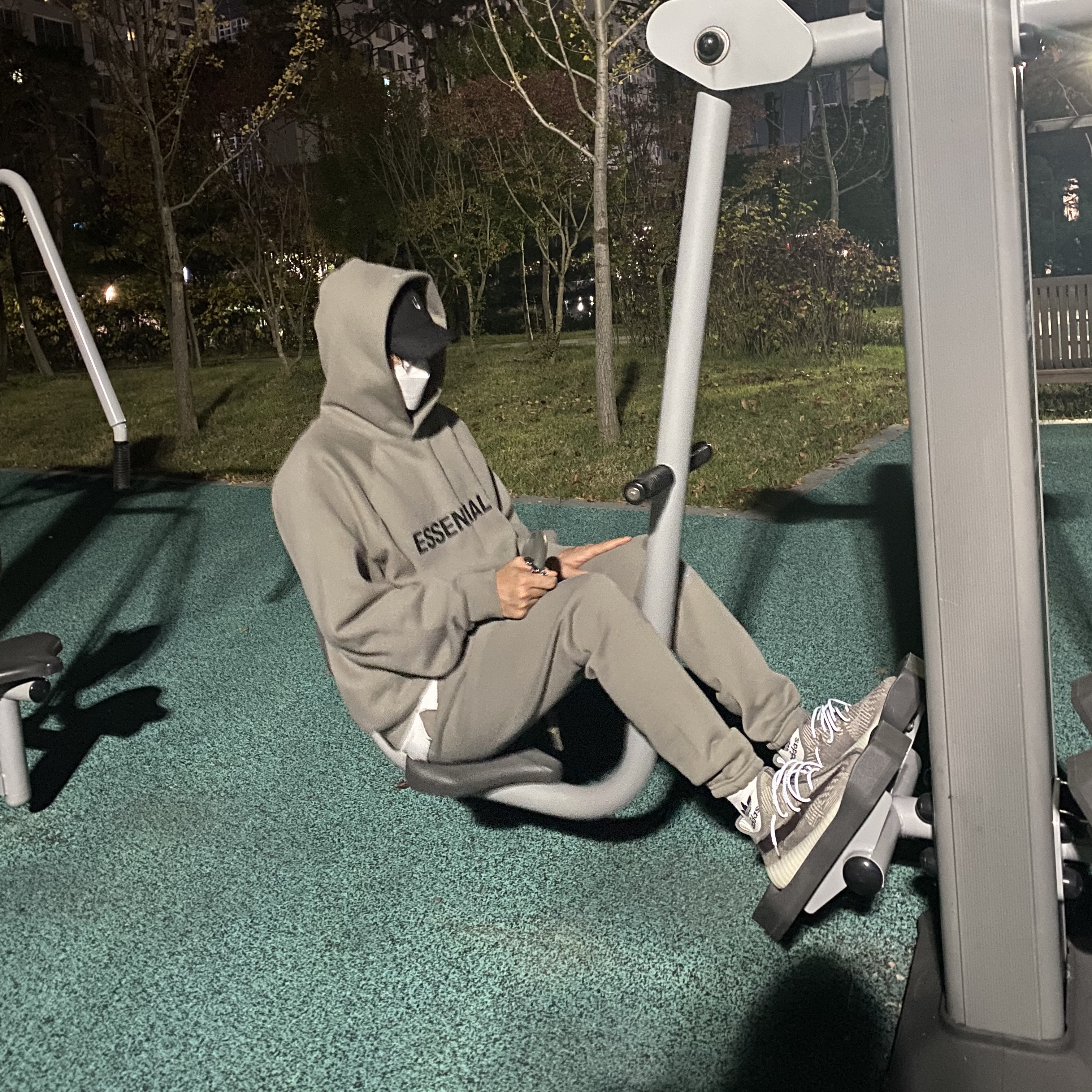 Essentials 3D Silicon Applique Pullover Hoodie Gray Flannel/Charcoal - 20SS, Essentials Sweatpants Gray Flannel/Charcoal - 20SS 착용 스타일