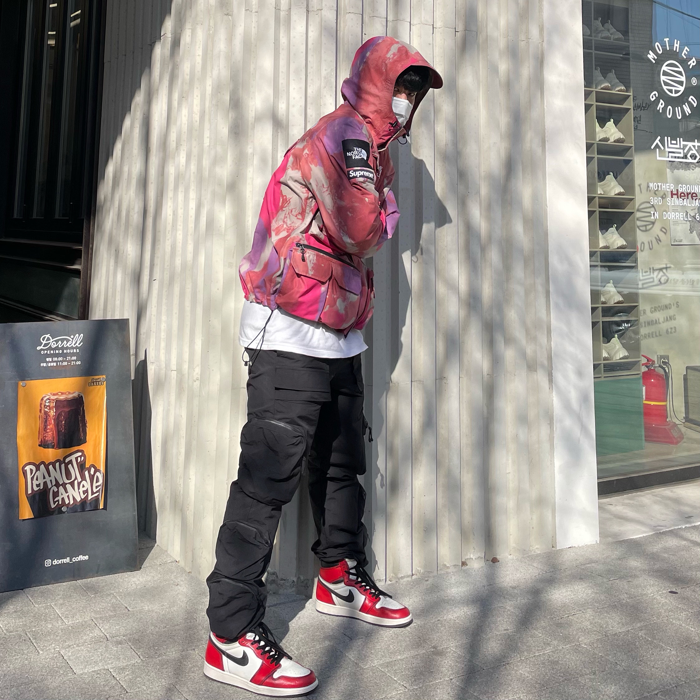 Supreme x The North Face Cargo Jacket Multi-Color - 20SS, Jordan 1 Retro High OG Defiant SB LA to Chicago 착용 스타일