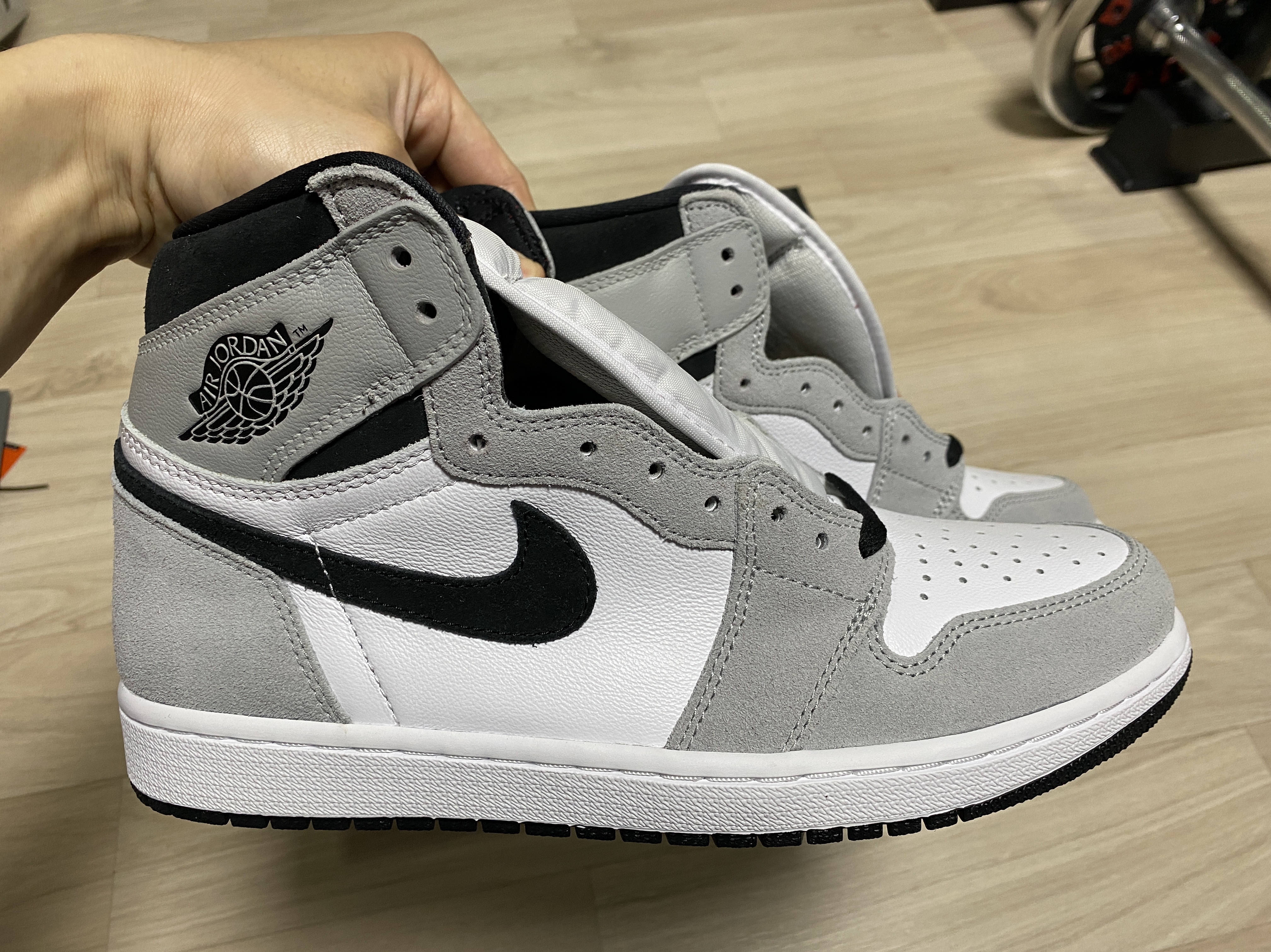 Jordan 1 Retro High OG Light Smoke Grey 착용 스타일 - 1