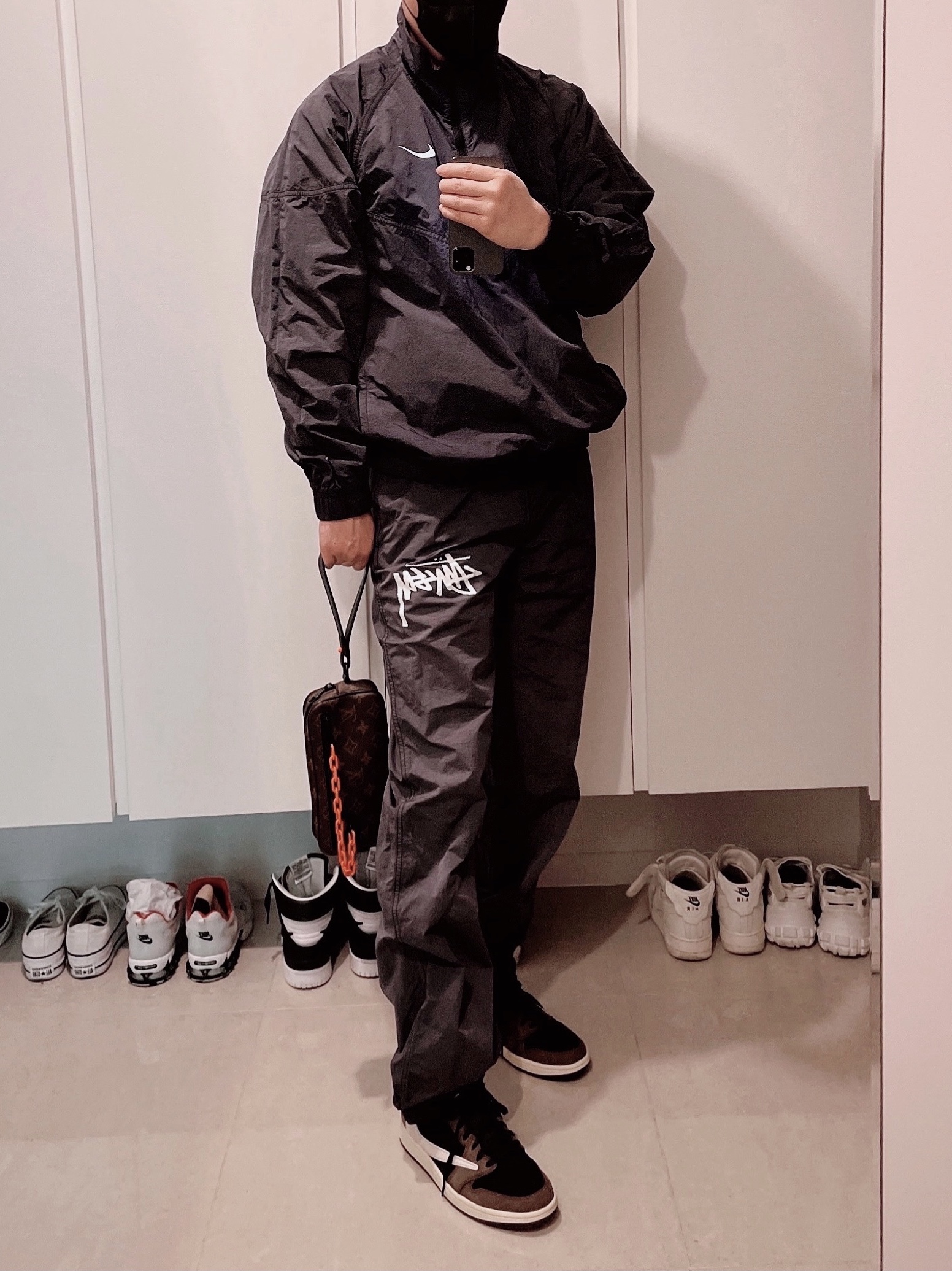 Nike x Stussy Windrunner Jacket Off Noir, Nike x Stussy Beach Pants Off Noir 착용 스타일